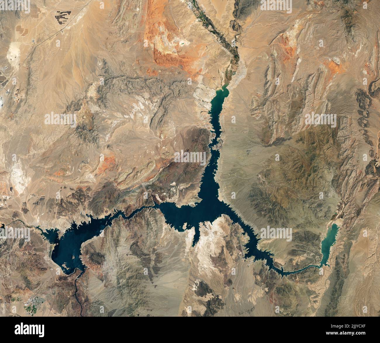 3. Juli 2022 - Jupiter - der Wasserstand im Lake Mead, der nach einem 22-jährigen Abwärtstrend weiter anhält, befindet sich auf dem niedrigsten Stand seit dem 1937. April, als das Reservoir zum ersten Mal noch gefüllt wurde. Zum 18. Juli 2022 wurde Lake Mead auf nur 27 Prozent der Kapazität befüllt. Das größte Reservoir in den Vereinigten Staaten versorgt Millionen von Menschen in sieben Bundesstaaten, Stammesländern und Nordmexiko mit Wasser. Sie zeigt nun auch deutlich den Klimawandel und eine langfristige Dürre, die im Westen der USA die schlimmste seit 12 Jahrhunderten sein könnte. In Colorado, Lage des Hauptwassers des Colorado Rive Stockfoto