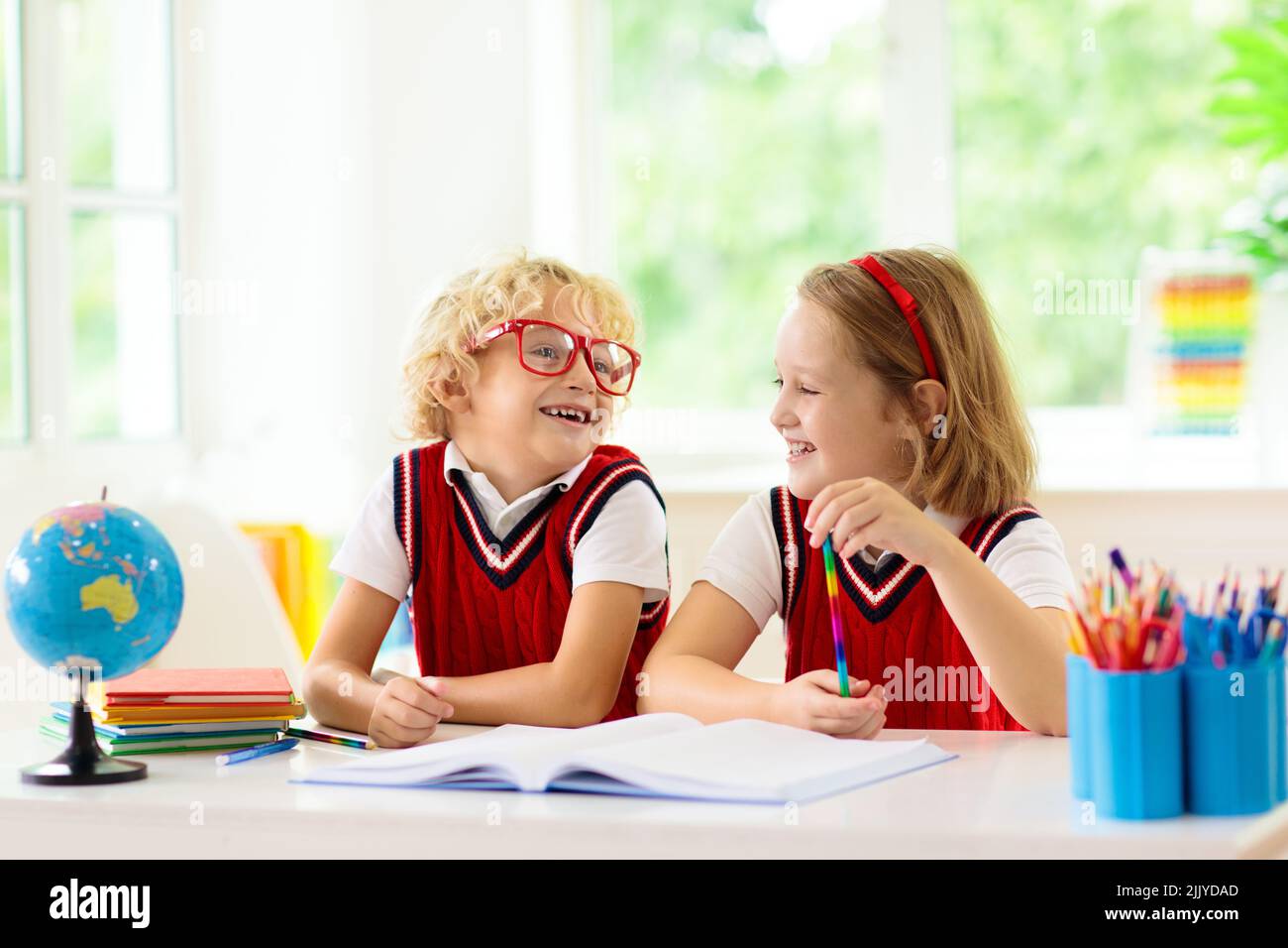 Die Kinder gehen zurück zur Schule. Kinder lernen und lernen für die Vorschule. Junge und Mädchen der Grundklasse machen Hausaufgaben. Stockfoto