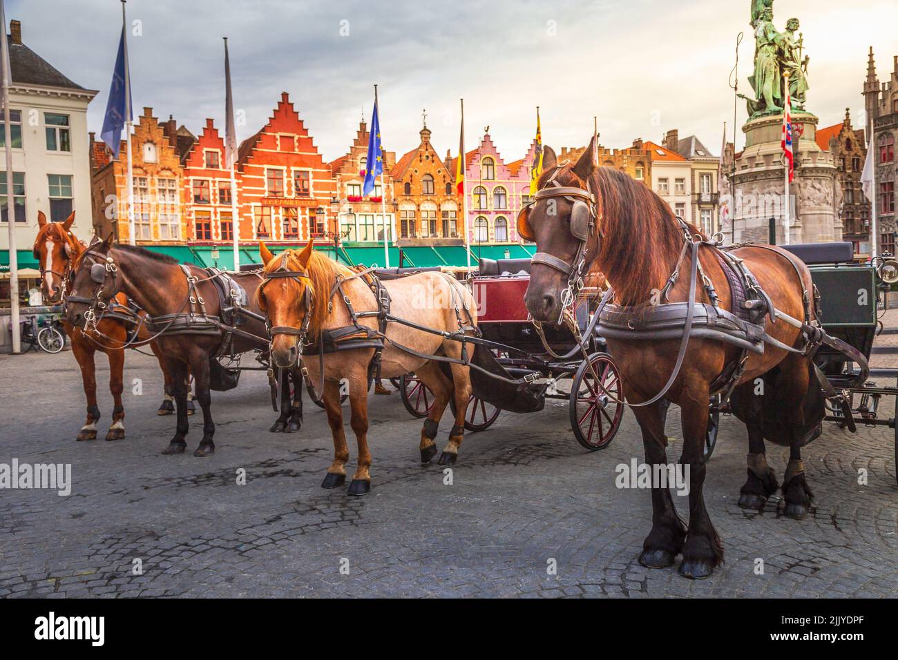Brügger Marktplatz mit flämischer Architektur und Pferdekutschen, Belgien Stockfoto
