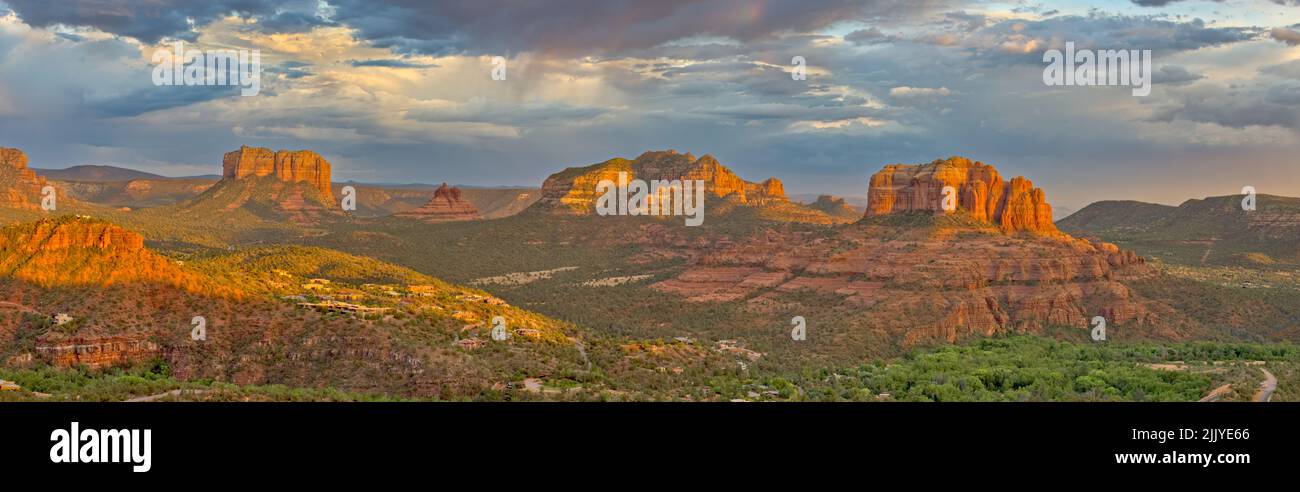 Das Dorf Oak Creek auf der Südseite von Sedona Arizona, vom südlichen Ende des Flughafens Mesa aus gesehen, in der Nähe des Sonnenuntergangs. Stockfoto