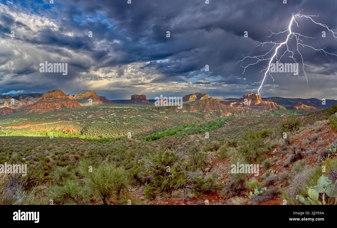 Das Dorf Oak Creek auf der Südseite von Sedona Arizona, das während eines Gewitters am späten Tag vom Airport Loop Trail aus gesehen wurde. Stockfoto