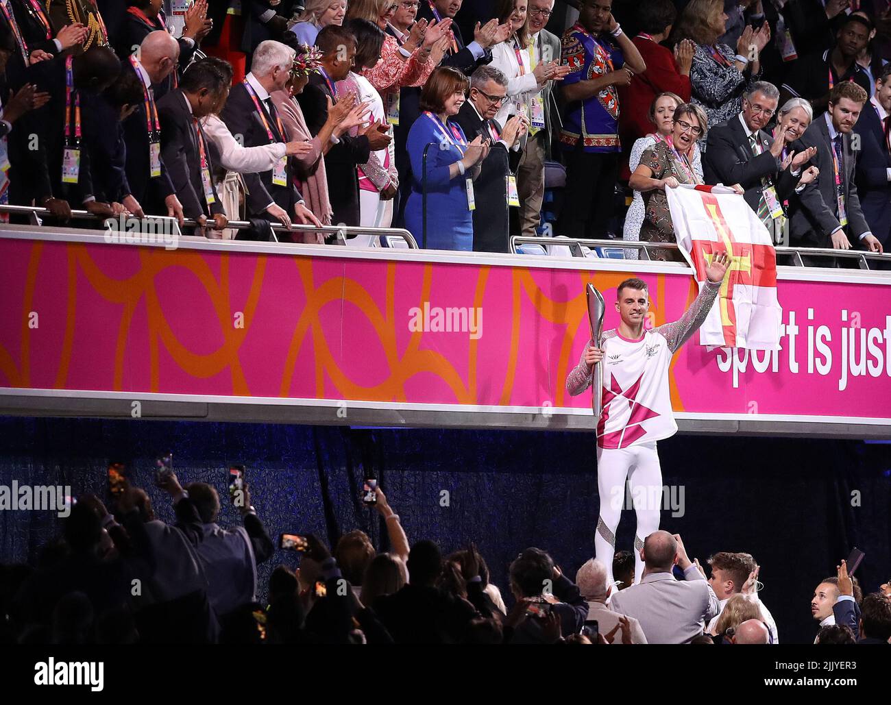 Birmingham, Großbritannien. 28.. Juli 2022. Max Whitlock wird mit dem Commonwealth-Stab hochgehoben, um ihn Denise Lewis während der Eröffnungszeremonie der Commonwealth Games im Alexander Stadium, Birmingham, zu übergeben. Bildnachweis sollte lauten: Paul Terry Kredit: Paul Terry Foto/Alamy Live News Stockfoto