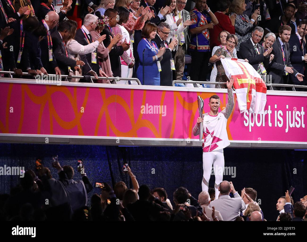 Birmingham, Großbritannien. 28.. Juli 2022. Max Whitlock wird mit dem Commonwealth-Stab hochgehoben, um ihn Denise Lewis während der Eröffnungszeremonie der Commonwealth Games im Alexander Stadium, Birmingham, zu übergeben. Bildnachweis sollte lauten: Paul Terry Kredit: Paul Terry Foto/Alamy Live News Stockfoto