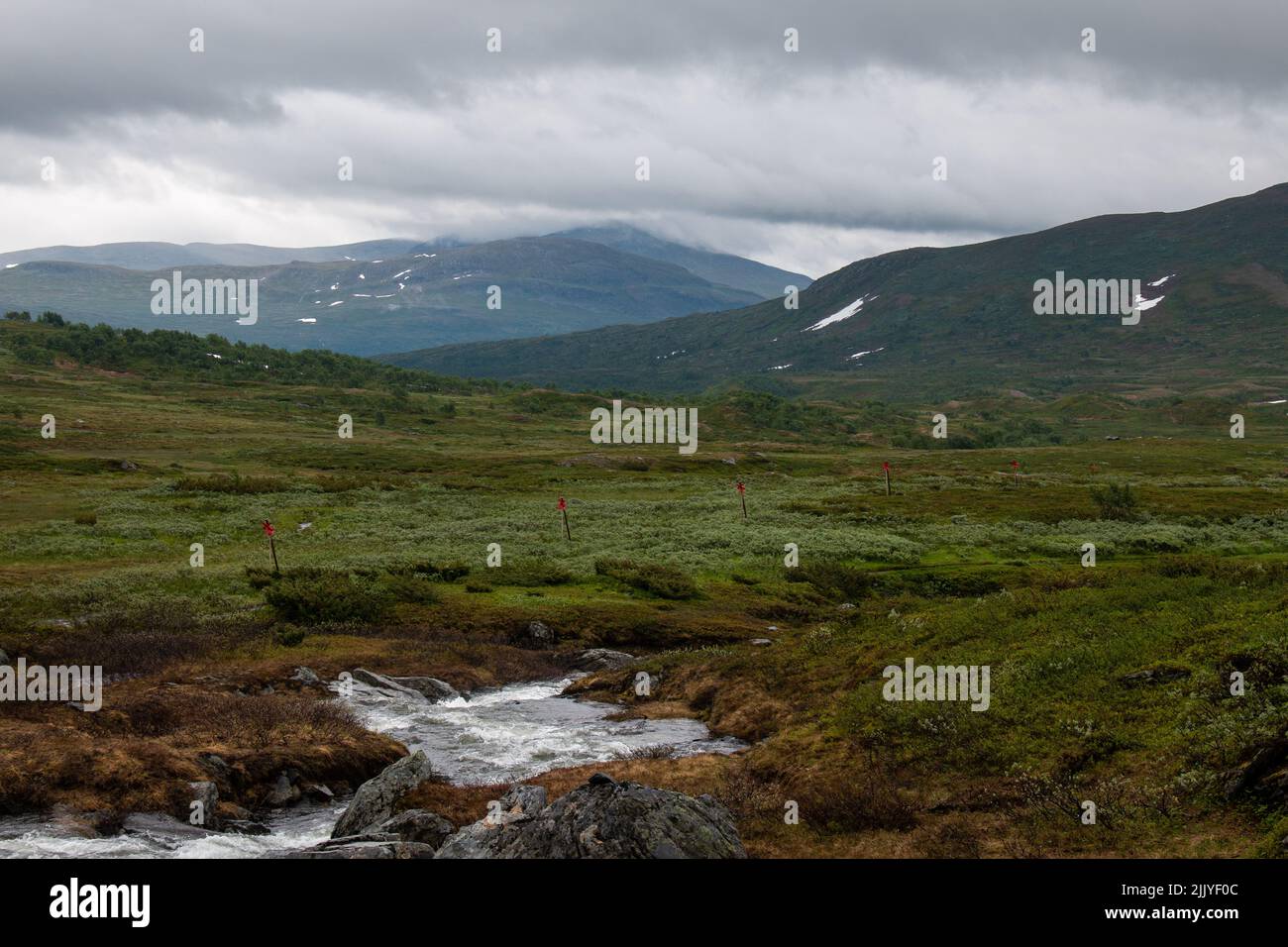 Ein Wanderweg zwischen den Bergstationen Storulvan und Blahammaren in Jamtland, Schweden, an einem regnerischen Tag. Stockfoto