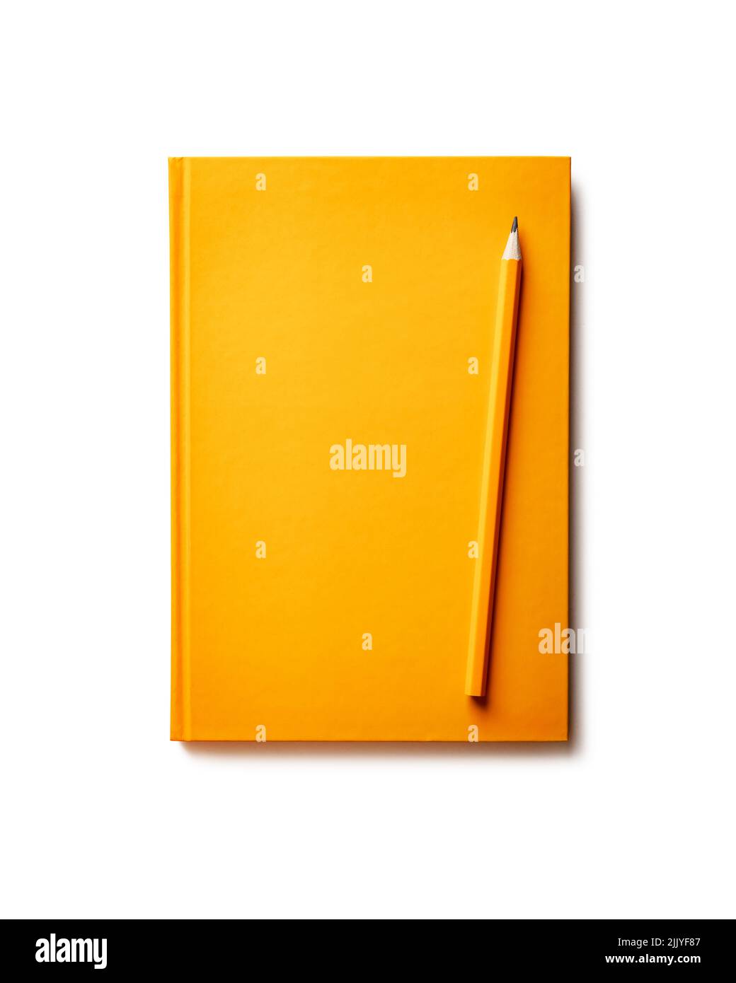 Leeres Notizbuch und gelber Bleistift auf weißem Hintergrund isoliert Stockfoto