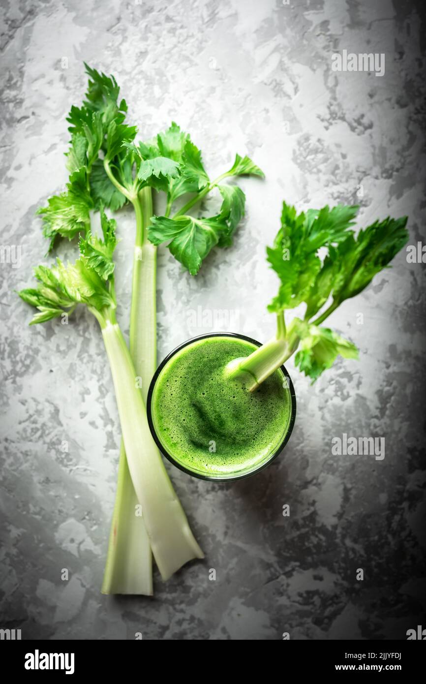 Sellerie frischer grüner Saft im Glas auf grauem Hintergrund. Gesundes vegetarisches Lebensmittelkonzept Stockfoto