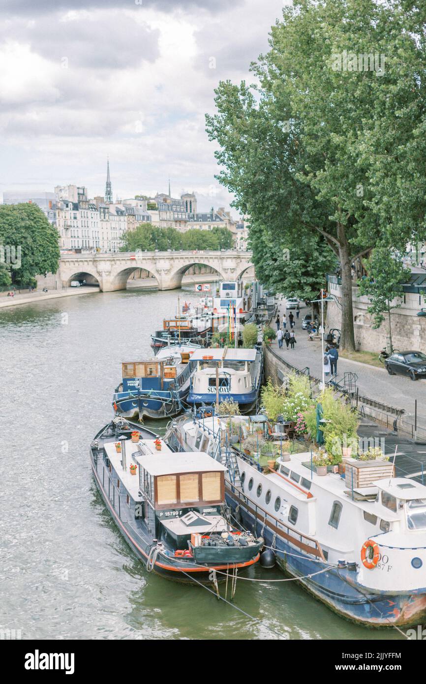 Blick auf die Boote, die entlang der seine in Paris, Frankreich, aufgestellt sind Stockfoto