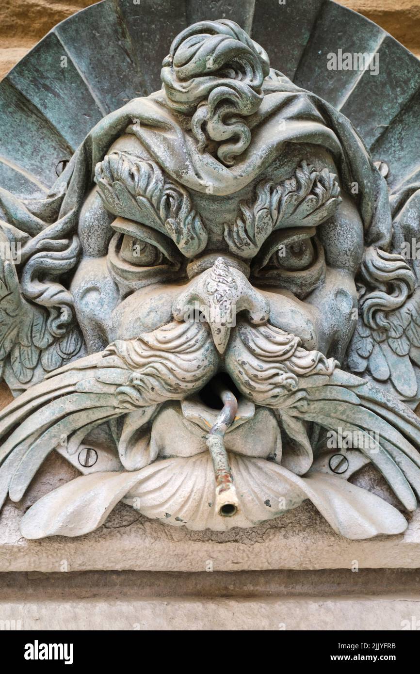 Ornamentaler Brunnen im Innenhof des Pitti Palastes Florenz Italien Stockfoto
