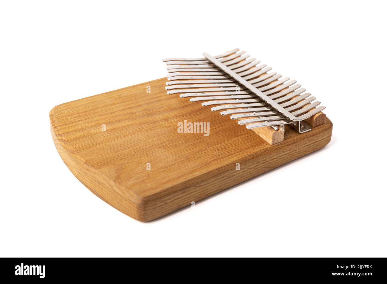 Afrikanisches Musikinstrument Kalimba oder Mbira aus Holzbrett und Metall auf weißem Hintergrund isoliert Stockfoto