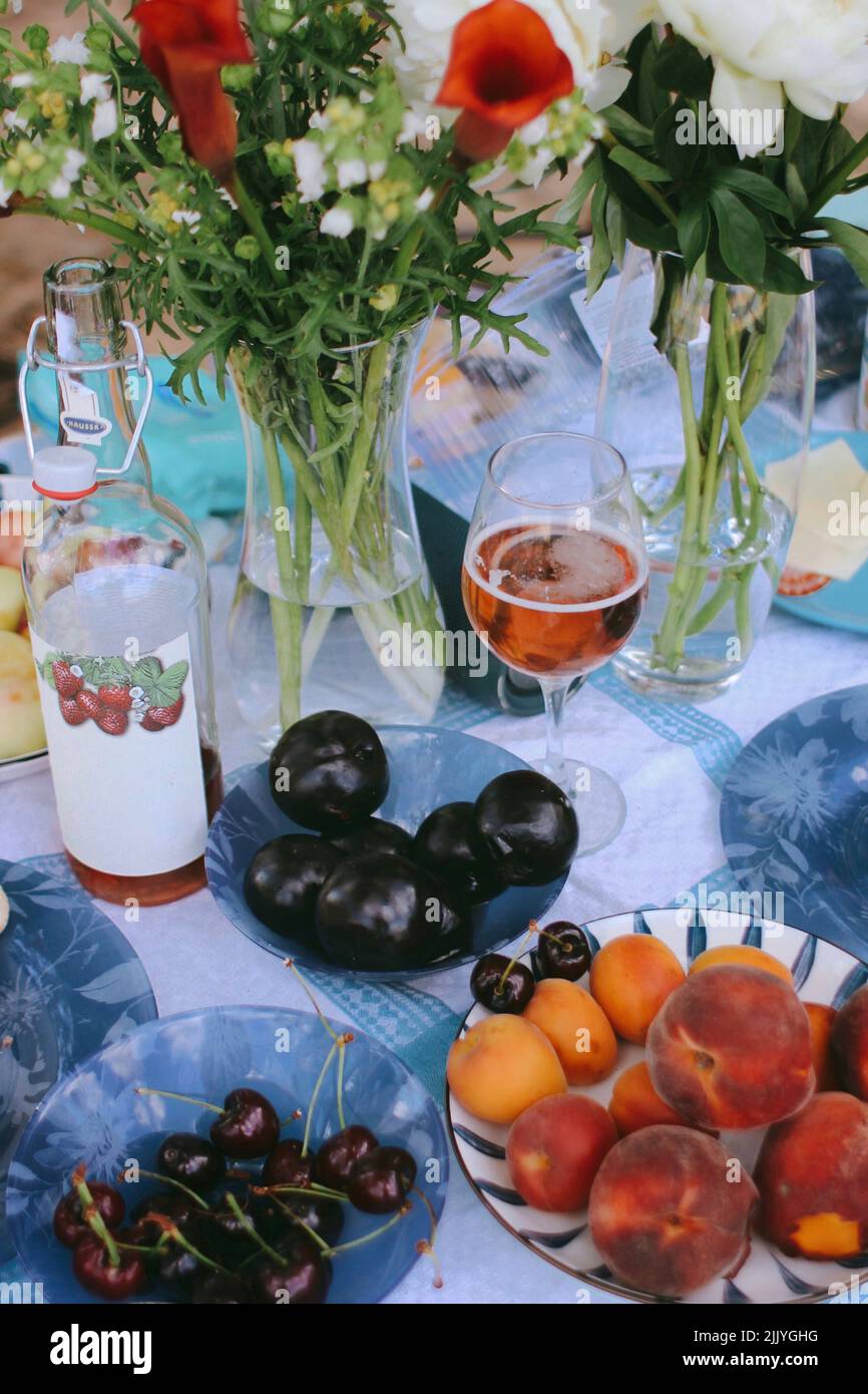 Sommerpicknick mit Obst und Wein Stockfoto