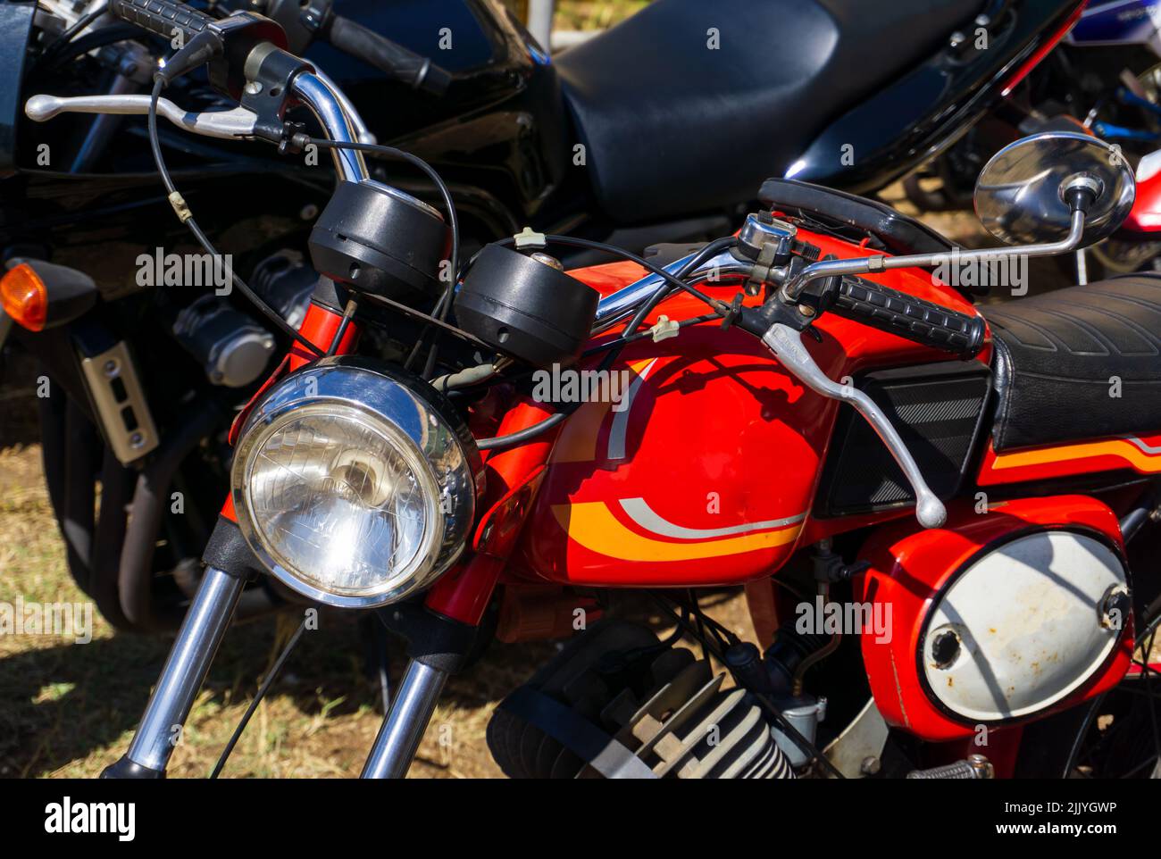 Geparkt alten klassischen roten Motorrad Nahaufnahme Stockfoto