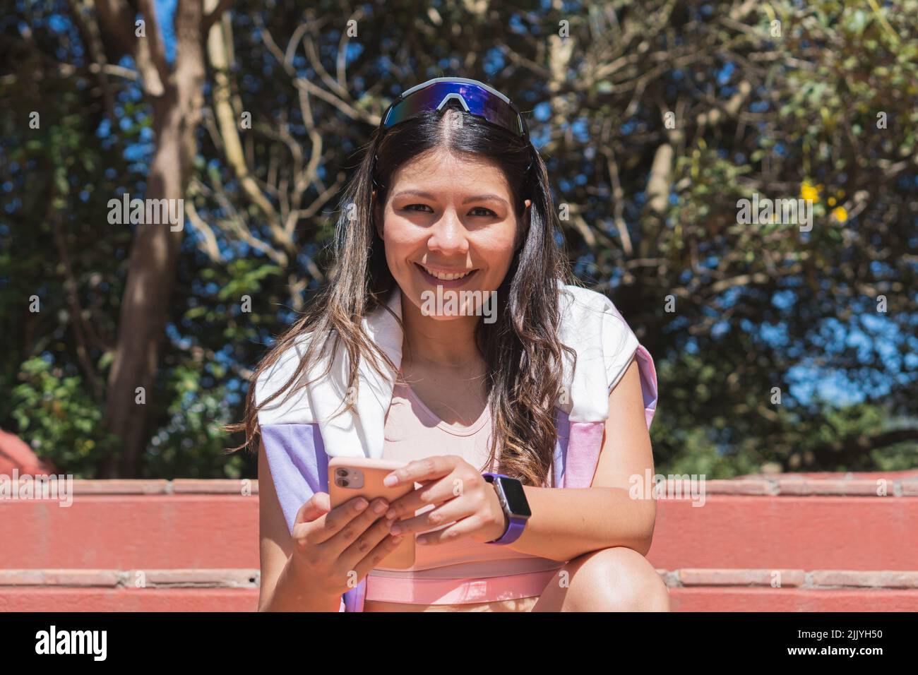 Junge Sportlerin im Freien, die verschiedene Aktivitäten macht. Stockfoto