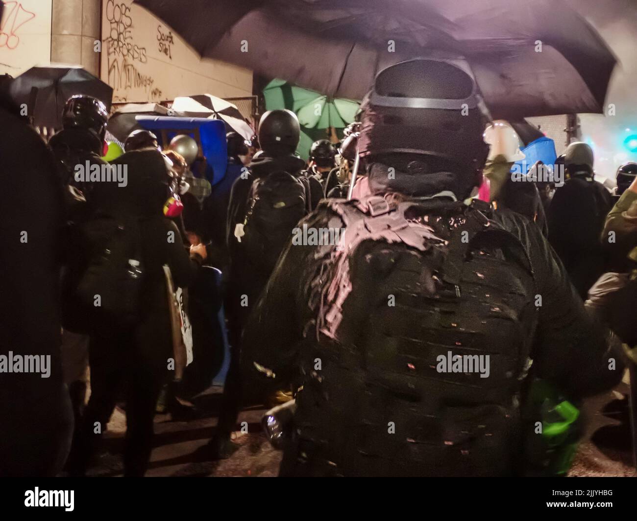 Ein Protestor, der von Pfefferspray auf die Proteste von Black Lives Matter in Portland, Oregon, getroffen wurde Stockfoto
