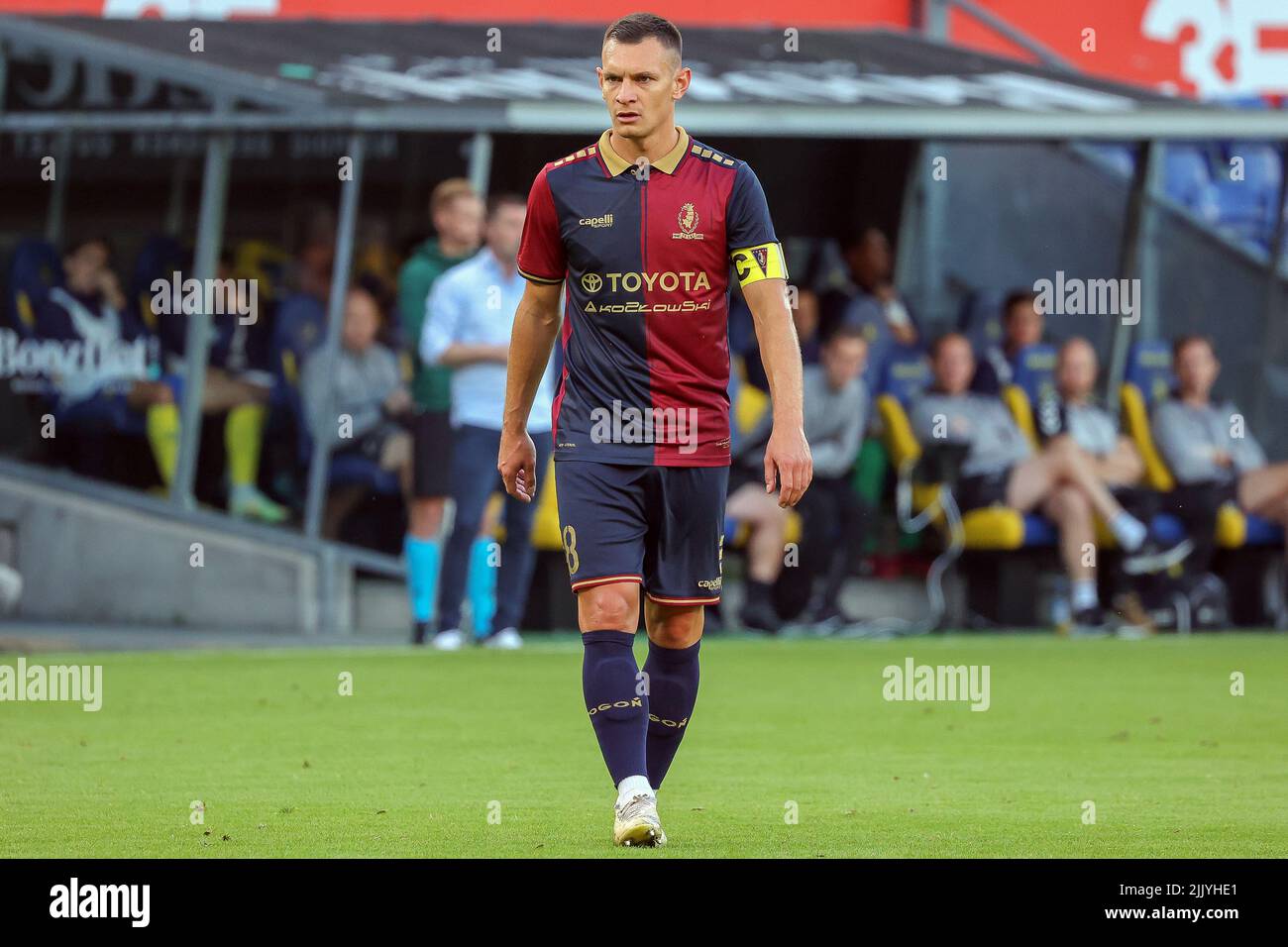 Broendby, Dänemark. 28.. Juli 2022. Damian Dabrowski (8) von Pogon Szczecin während des Qualifikationsspiel der UEFA Europa Conference League zwischen Broendby IF und Pogon Szczecin im Stadion Broendby in Broendby. (Foto: Gonzales Photo/Alamy Live News Stockfoto