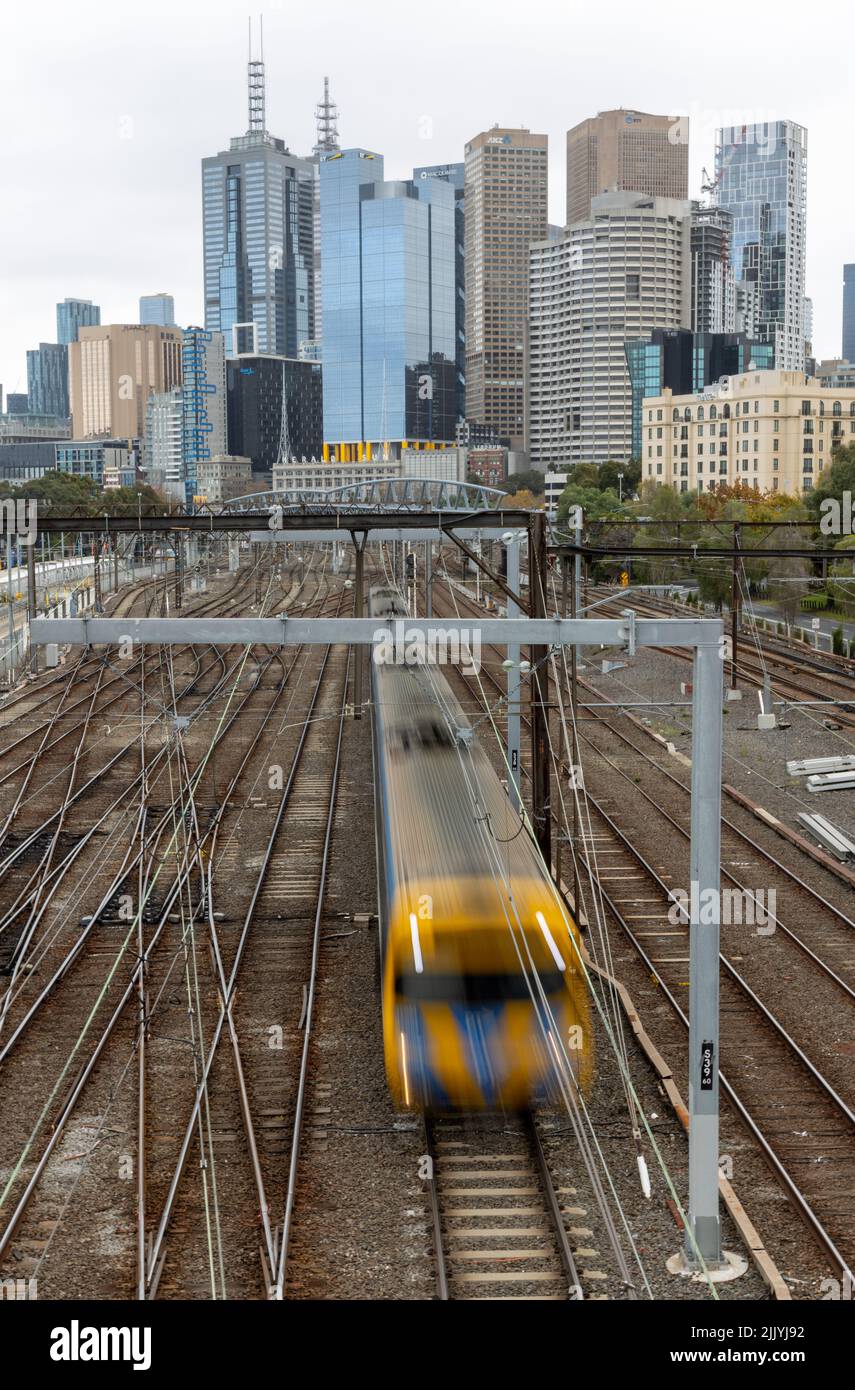 Bewegungsunschärfe eines Melbourne-Zuges mit den Stadtgebäuden im Hintergrund aufgenommen am 11. 2022. Juni Stockfoto