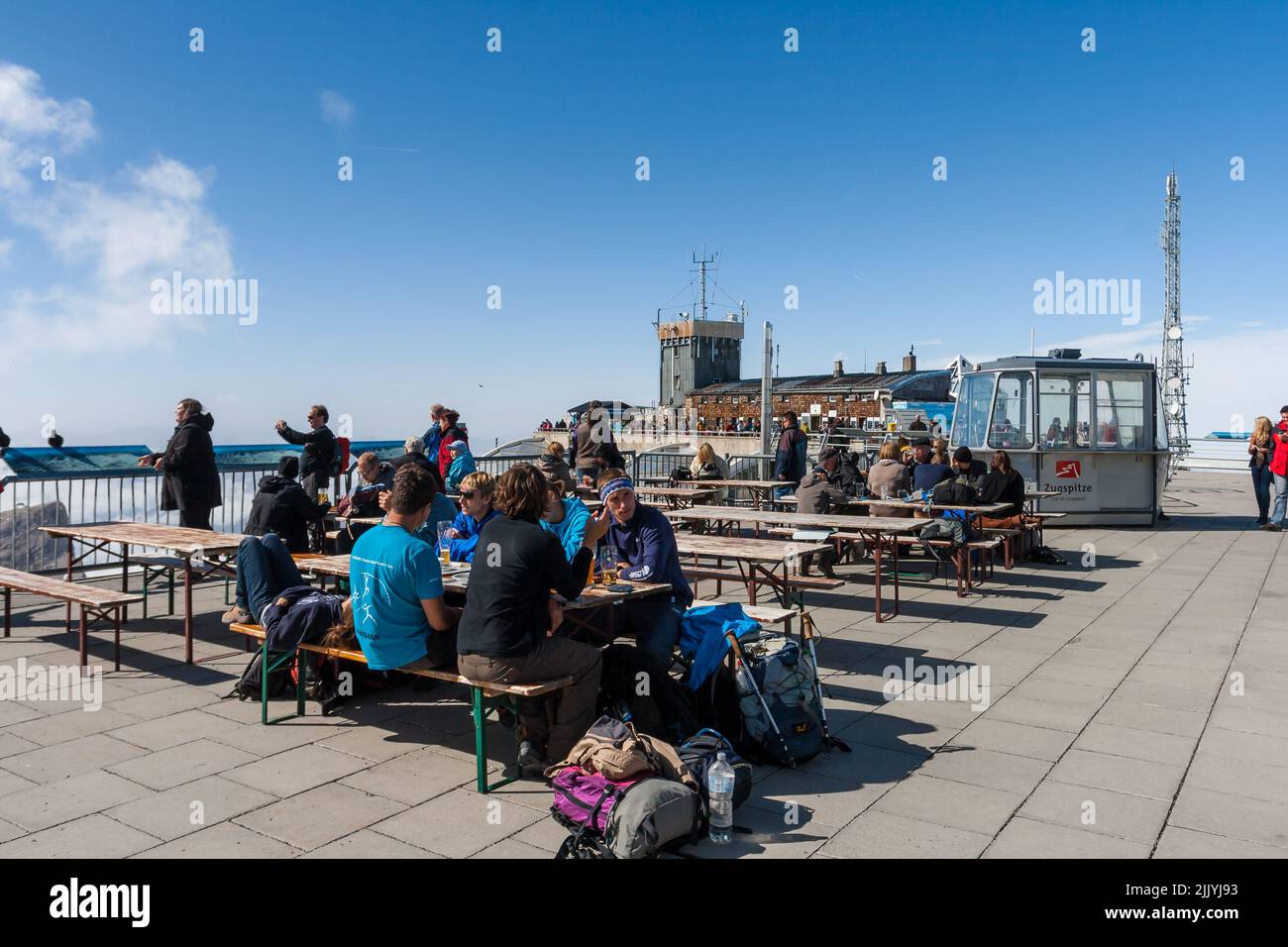 Touristen essen im Restaurant auf der Zugspitze. Bayern, Deutschland. Technisches Forschungszentrum.Telekommunikation Antennen mit Radareingang Stockfoto