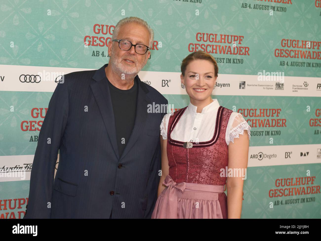 München, Deutschland. 28.. Juli 2022. Der Filmproduzent Martin Moszkowicz (l.) und Judith Gerlach, Bayerns Staatsministerin für digitale Angelegenheiten, zeigen bei der Fotoausstellung zur Premiere des Films 'Guglhupfgeschwader' im Mathäser Kino. Quelle: Felix Hörhager/dpa/Alamy Live News Stockfoto