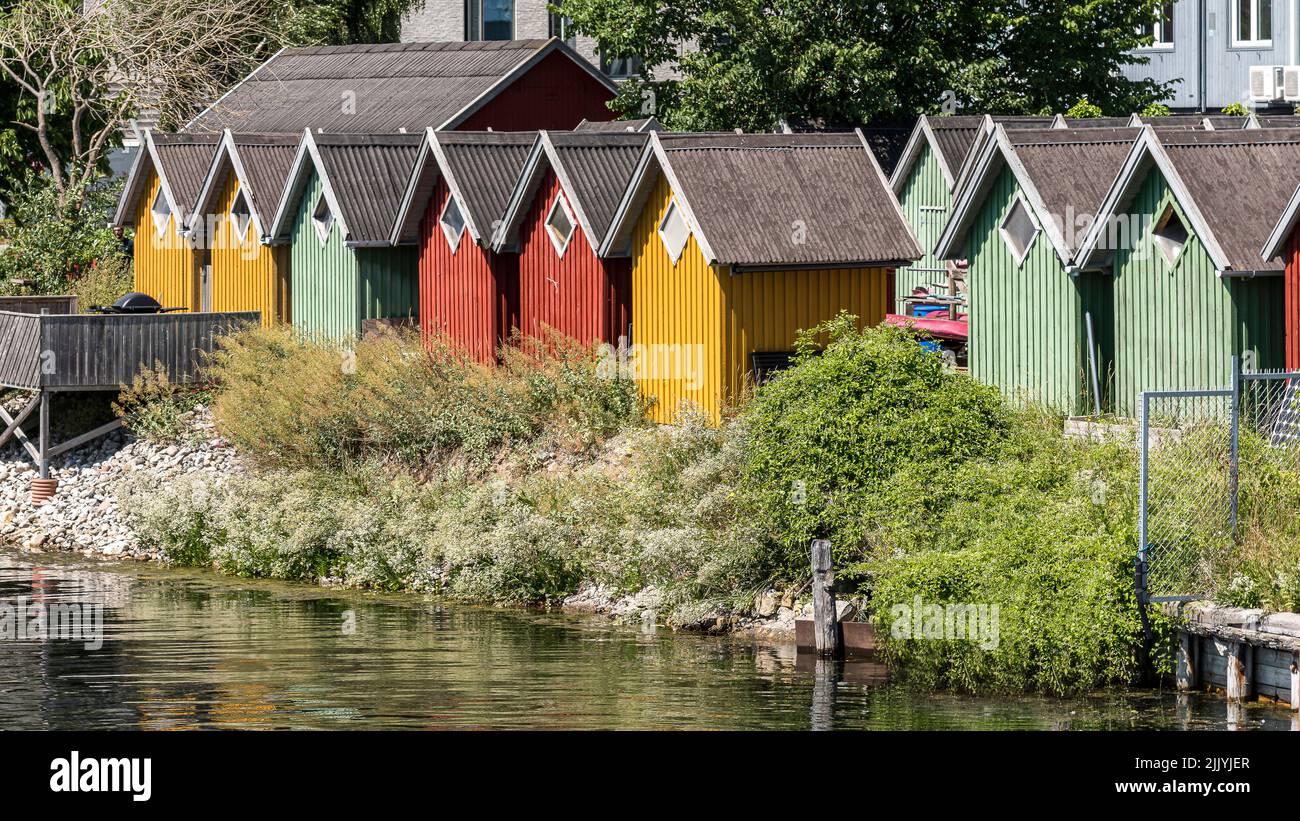 Blick von Alfred Nobels Bro auf die farbenfrohen Cottages am Ufer von Frederiksholmsløbet in Sydhavnen, Kopenhagen, Dänemark, 2. Juli 2022 Stockfoto