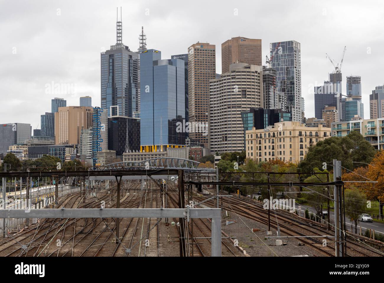 Stadtgebäude in Melbourne mit Bahngleisen im Vordergrund, aufgenommen am 11. 2022. Juni in Victoria, Australien Stockfoto