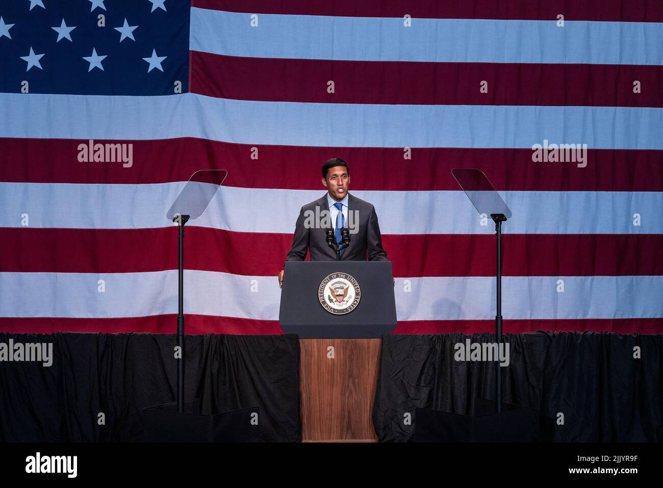 Präsident der Rockefeller Foundation Dr. Rajiv. J. Shah spricht während der Ankündigung von Vizepräsident Kamala Harris über die Gründung der Economic Opportunity Coalition, um am 28. Juli 2022 auf dem Restoration Plaza in New York in unterversorgte Gemeinden zu investieren. 24 Unternehmen und Stiftungen investieren Milliarden von Dollar in unterversorgte Gemeinden, um die Arbeit der Biden-Harris-Regierung zur Unterstützung der Gemeindeentwicklung voranzutreiben. (Foto von Lev Radin/Sipa USA) Stockfoto