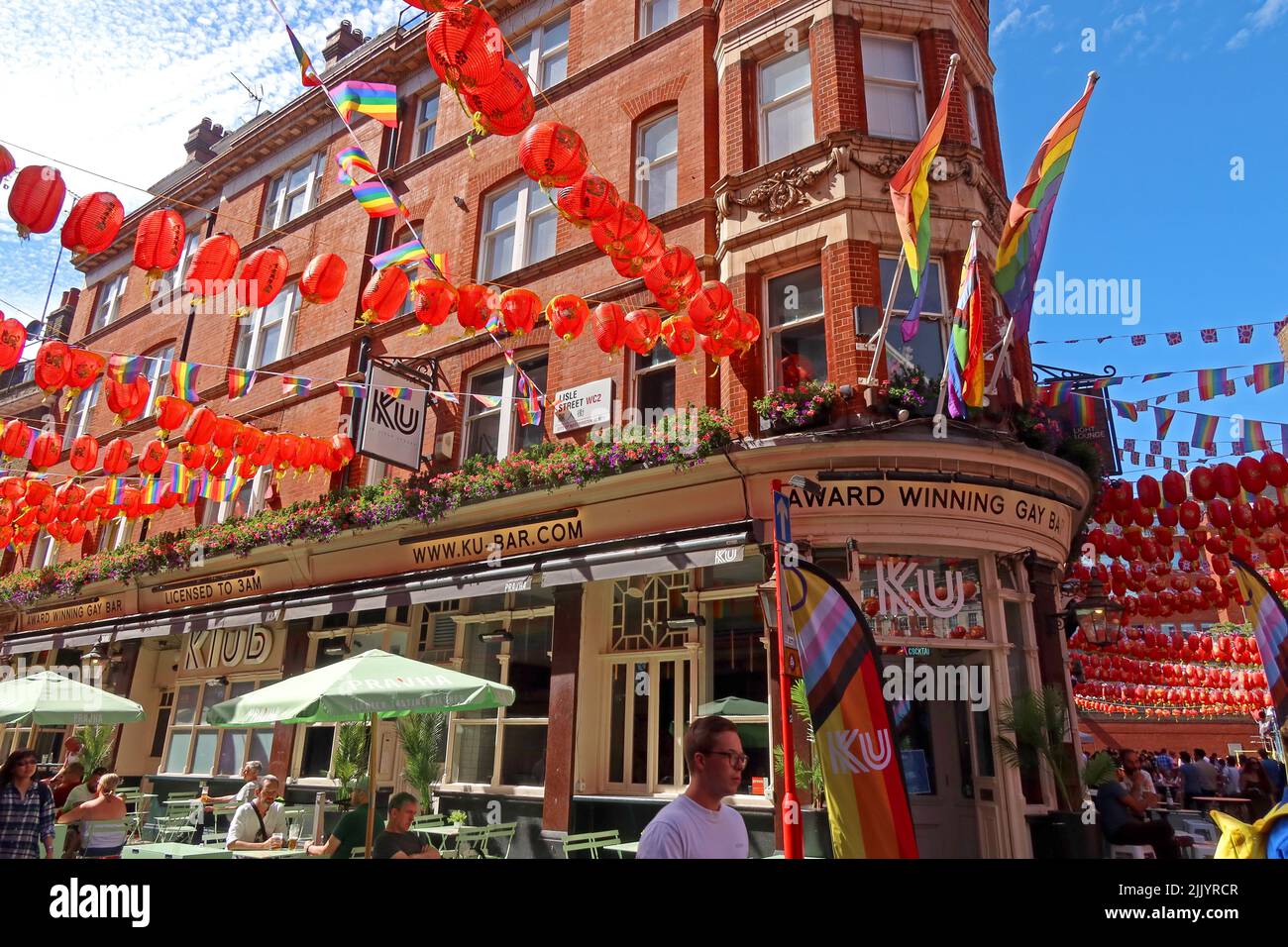 Mit dem Ku-Bar Award ausgezeichnete Gay Bar, chinesische rote Laternen in Gerard Street, Soho, London, England, Großbritannien, W1D 5QD Stockfoto