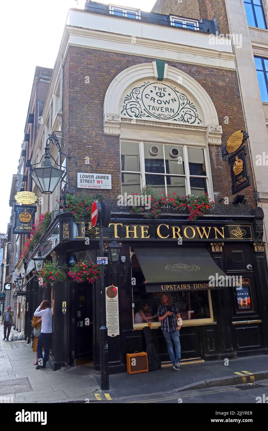 The Crown, ein Pub der Nicholsons Public Houses, Lower James Street, Soho, London, England, UK Stockfoto