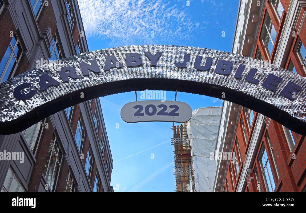 Silberner glitzernder Bogen über der Carnaby Street - Carnaby Jubilee 2022, London, England, Großbritannien, W1F 9PS Stockfoto