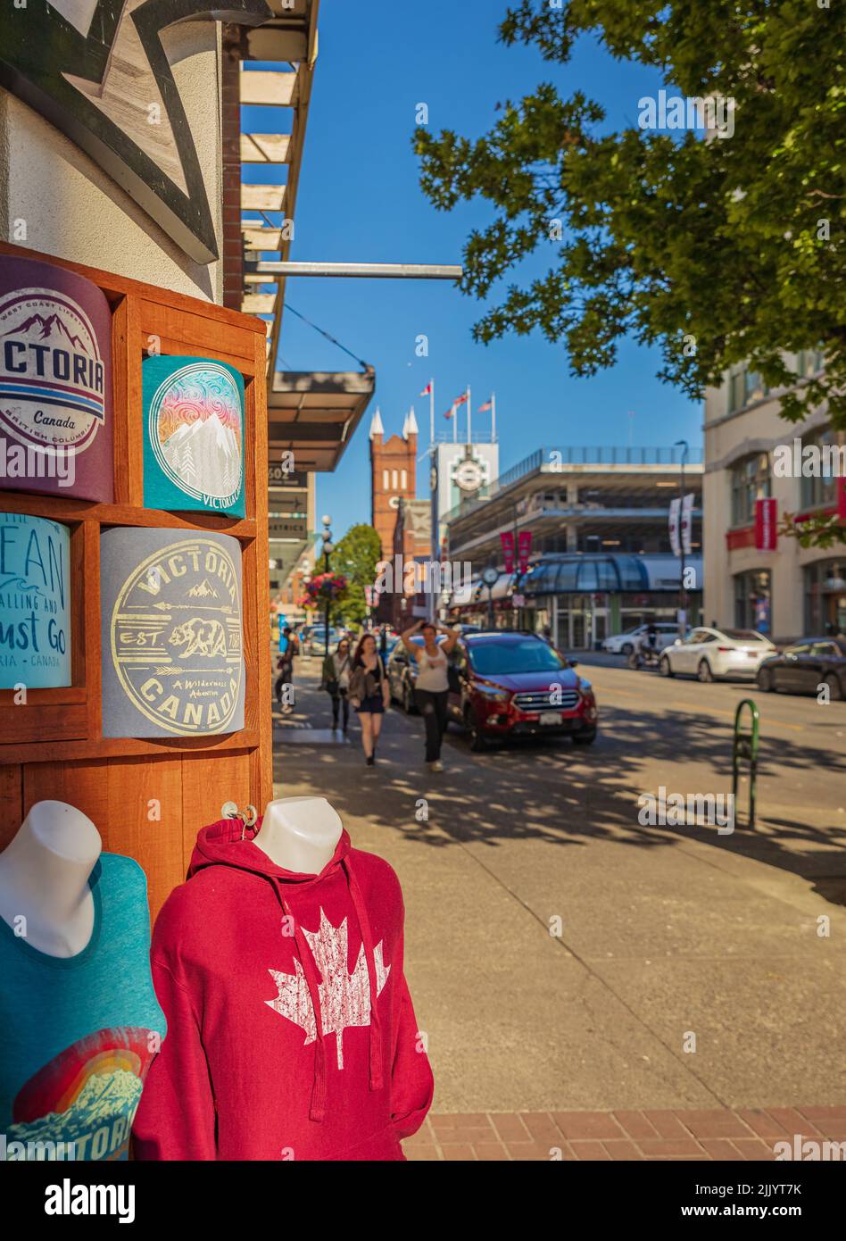 Geschenke- und Souvenirladen in Victoria BC an sonnigen Sommertagen. Souvenirs und Dekorationen in einem Straßenladen. Editorial, Street Photo, selektiver Fokus, Stockfoto