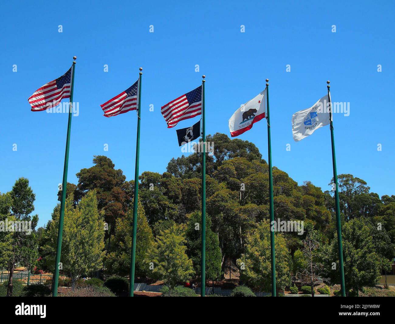 US-amerikanische, Kriegsgefangene, kalifornische und City of Hayward Flaggen in Hayward California Stockfoto