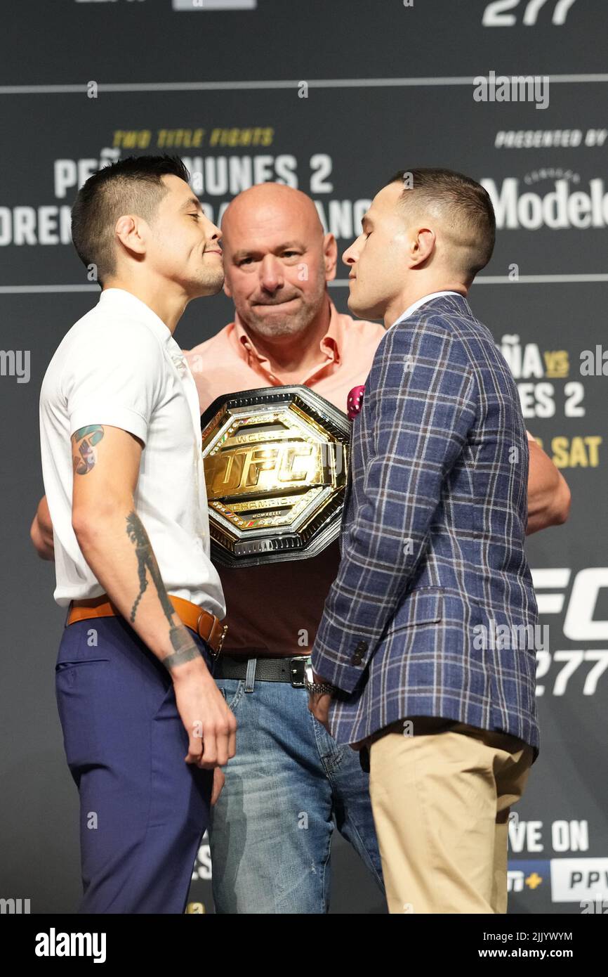 Dallas, Texas, Usa. 28.. Juli 2022. DALLAS, TX - 28. Juli: Brandon Moreno (L) und Kai Kara-France (R) treten im American Airlines Center für UFC 277 auf - Peña vs Nunes 2 : Pressekonferenz am 28. Juli 2022 in Dallas, Texas, USA. (Foto von Louis Grasse/PxImages) Credit: Px Images/Alamy Live News Stockfoto