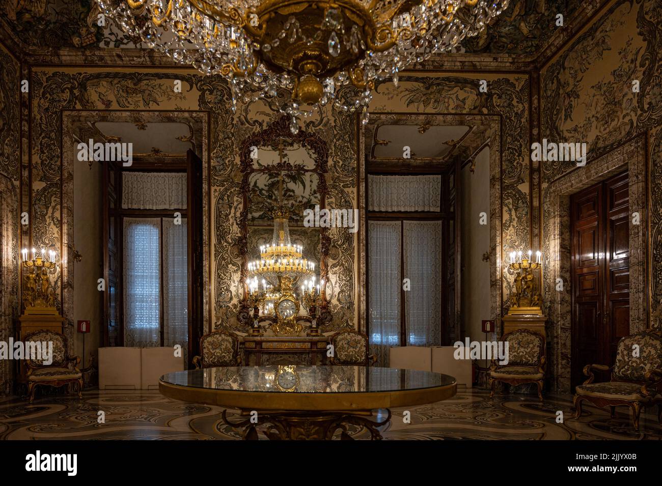 Die Inneneinrichtung eines alten und luxuriösen Zimmers des Königspalastes von Madrid Stockfoto