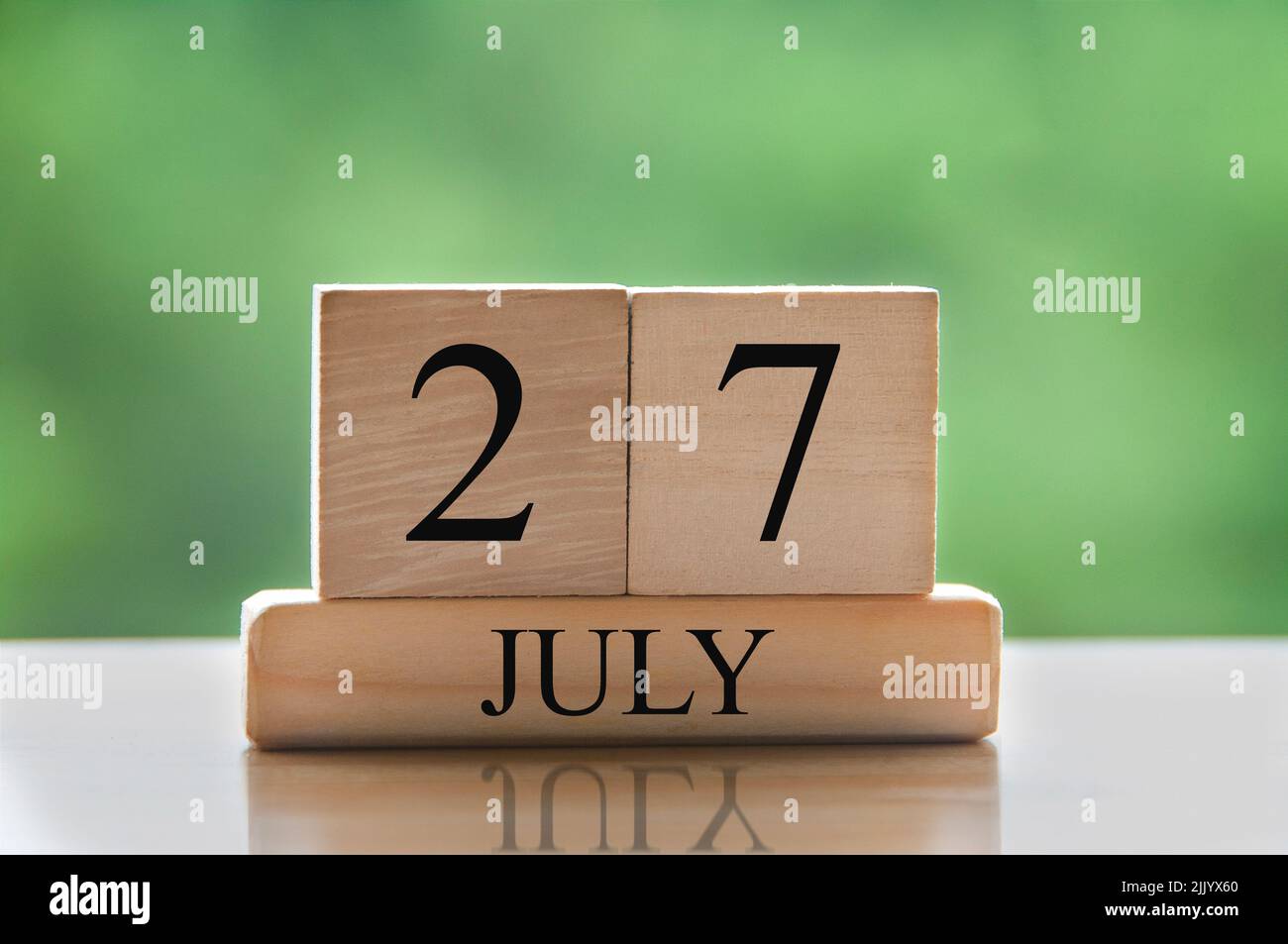 Juli 16 Kalenderdatum Text auf Holzblöcken mit verschwommenem Hintergrund Park. Kalenderkonzept Stockfoto
