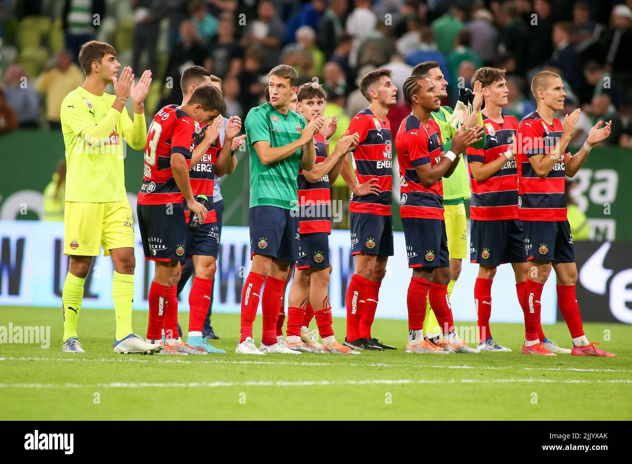 Danzig, Polen. 28.. Juli 2022. Das Team Rapid Vienna feiert nach dem Spiel der UEFA Europa Conference League zwischen Lecha Danzig und SK Rapid Vienna. (Endergebnis; Lechia Gdansk 1:2 SK Rapid Vienna) Credit: SOPA Images Limited/Alamy Live News Stockfoto