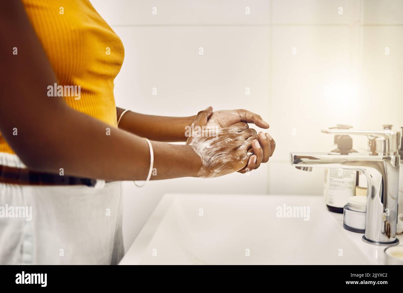 Frau, die sich die Hände mit Seife und Wasser waschen, putzen und reiben lässt, für eine gute persönliche Hygiene, Sicherheit und Gesundheit im Badezimmer zu Hause. Töten von Keimen, Viren Stockfoto