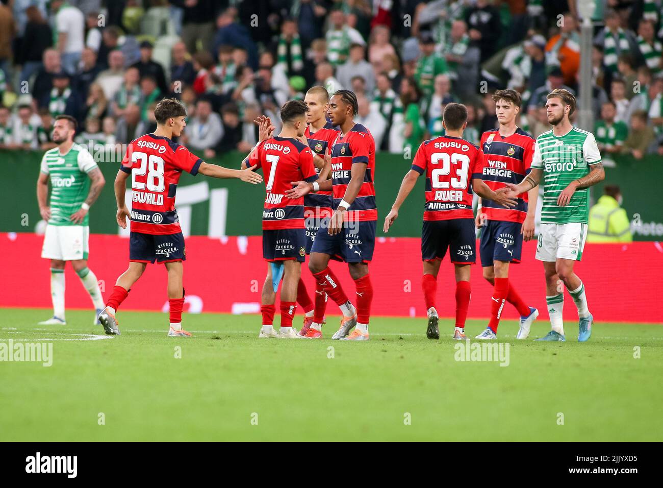 Danzig, Polen. 28.. Juli 2022. Moritz Oswald (L2), Nicolas Kuhn (L3), Emanuel Aiwu (C), Jonas Auer (R3) werden nach dem Spiel der UEFA Europa Conference League zwischen Lecha Danzig und SK Rapid Vienna in Danzig gefeiert. (Endnote; Lechia Gdansk 1:2 SK Rapid Vienna) (Foto: Tomasz Zasinski/SOPA Images/Sipa USA) Quelle: SIPA USA/Alamy Live News Stockfoto