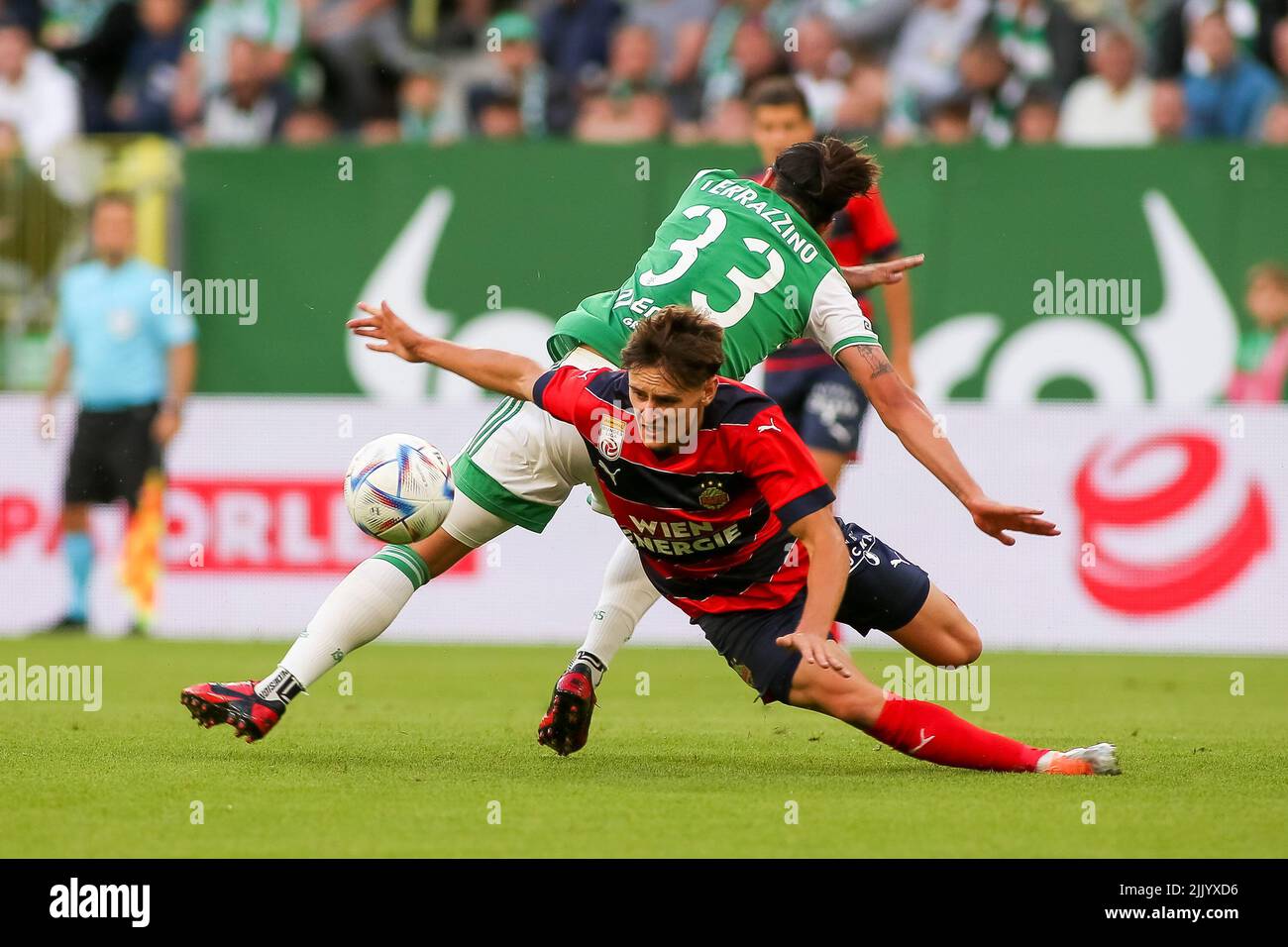 Danzig, Polen. 28.. Juli 2022. Marco Terrazzino (No.33) von Lechia Danzig und Moritz Oswald (C) von Rapid Vienna sind während des UEFA Europa Conference League-Spiels zwischen Lecha Danzig und SK Rapid Vienna in Danzig in Aktion zu sehen. (Endnote; Lechia Gdansk 1:2 SK Rapid Vienna) (Foto: Tomasz Zasinski/SOPA Images/Sipa USA) Quelle: SIPA USA/Alamy Live News Stockfoto