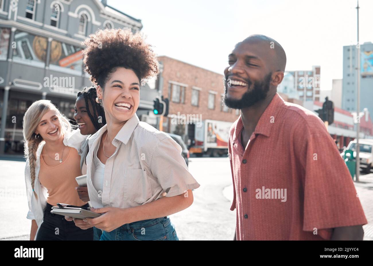 Fröhliche, lachende Gruppe von Freunden, die gemeinsam in einer Stadt spazieren und lächeln. Zwanglose, aufgeregte Menschen genießen eine entspannte Zeit in einer Stadt. Fröhlich Stockfoto Fröhliche, lachende Gruppe von Freunden, die gemeinsam in einer Stadt spazieren und lächeln. Zwanglose, aufgeregte Menschen genießen eine entspannte Zeit in einer Stadt. Fröhlich Stockfoto