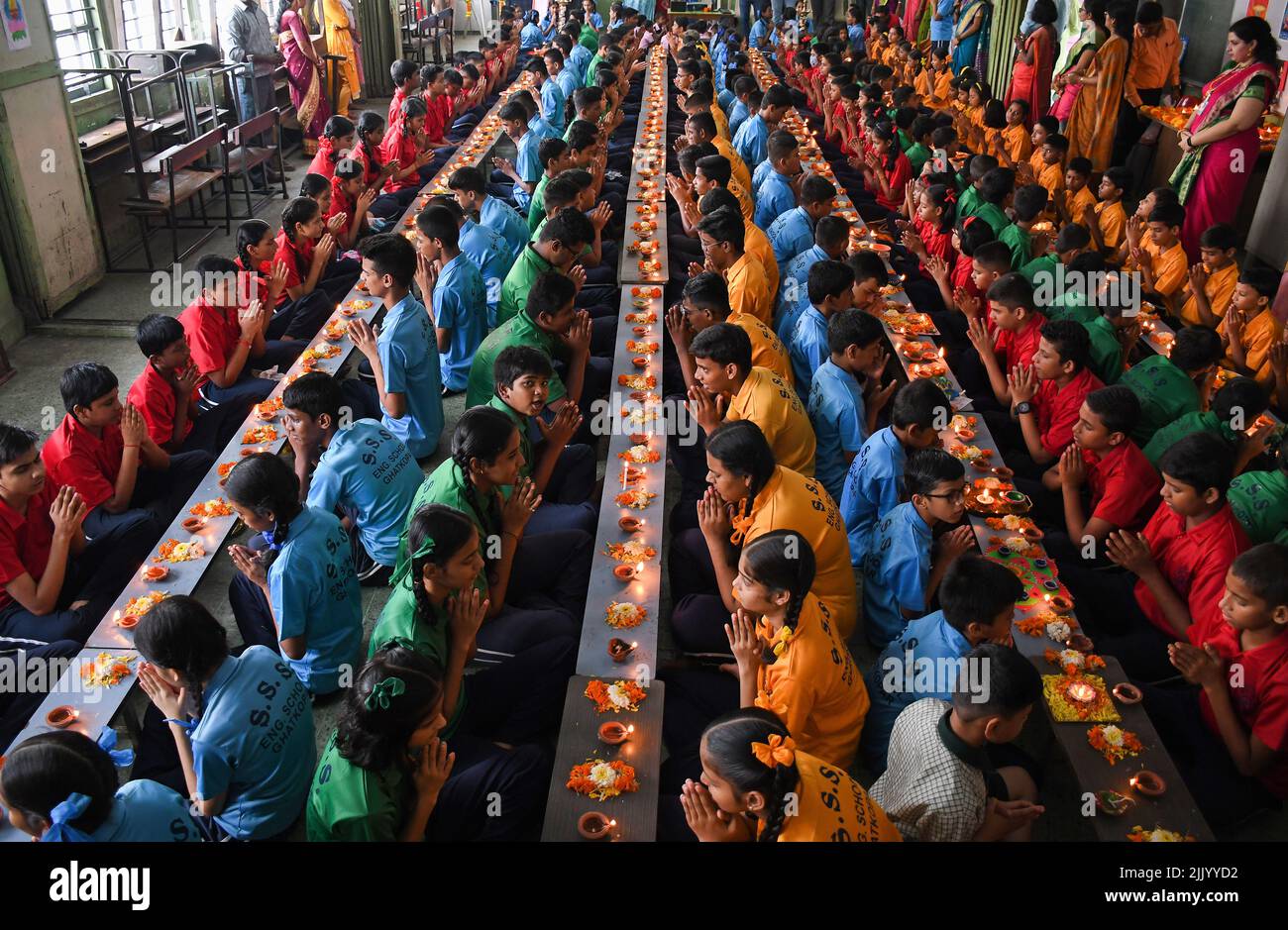 Mumbai, Indien. 28.. Juli 2022. Schüler der Shivaji Shikshan Sanstha Schule beten nach dem Anzünden der Erdlampen anlässlich des 'Asadh Amavasya' in Mumbai. Die Schüler zündeten Erdlampen an und boten Gebete für Positivität, Frieden, Wohlstand, Brüderlichkeit und Erleuchtung für alle an. Kredit: SOPA Images Limited/Alamy Live Nachrichten Stockfoto