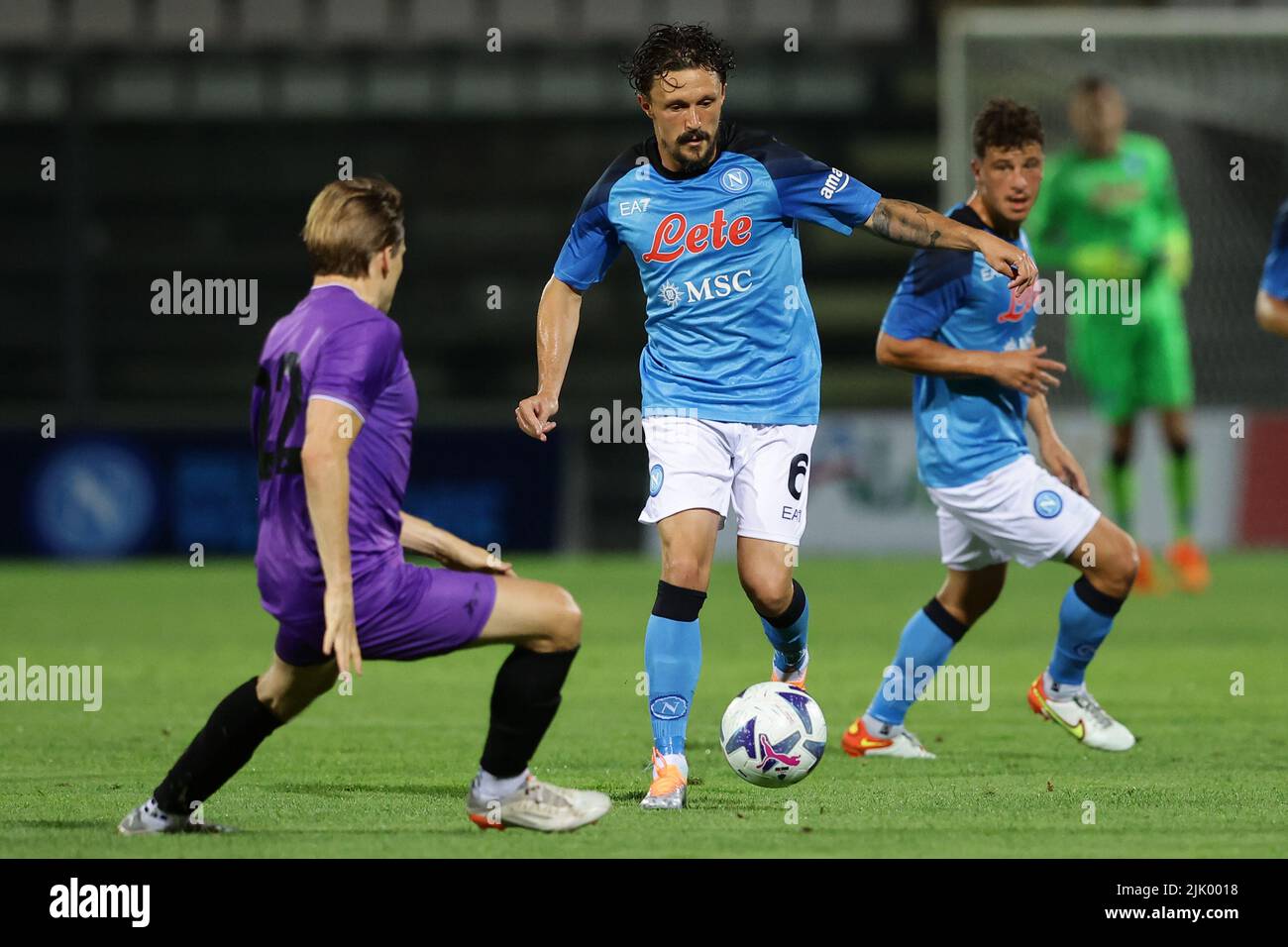 Foto Alessandro Garofalo/LaPresse27 Luglio 2022 Castel di Sangro, Italia - SSC Napoli vs Adana Demirspor - amichevole Winterliches Stadio Teofilo Patini. Nella foto: Mario Rui (SSC Napoli); 27. Juli 2022 Castel di Sangro, Italien - SSC Napoli vs Adana Demirspor, Sportfußball, Sommerfreundschaftsspiel Teofilo Patini Stadion. Im Bild: Mario Rui (SSC Napoli); Quelle: PRESSINPHOTO SPORTS AGENCY/Alamy Live News Stockfoto