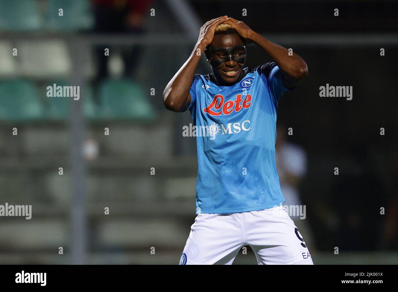 Foto Alessandro Garofalo/LaPresse27 Luglio 2022 Castel di Sangro, Italia - SSC Napoli vs Adana Demirspor - amichevole Winterliches Stadio Teofilo Patini. Nella foto: Victor Osimhen (SSC Napoli); 27. Juli 2022 Castel di Sangro, Italien - SSC Napoli vs Adana Demirspor, Sportfußball, Sommerfreundschaftsspiel Teofilo Patini Stadion. Im Bild: Victor Osimhen (SSC Napoli); Quelle: PRESSINPHOTO SPORTS AGENCY/Alamy Live News Stockfoto