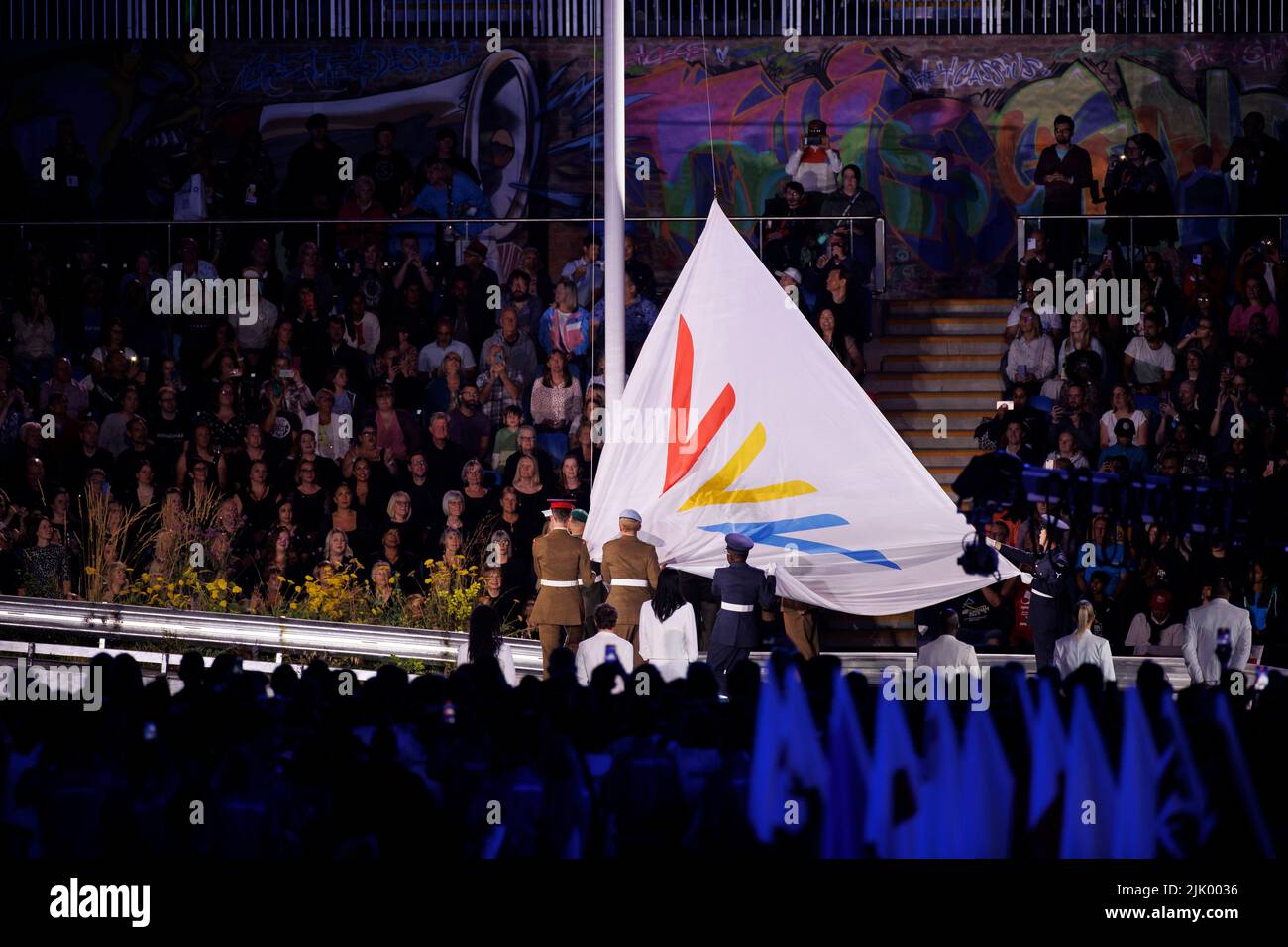 28.. Juli 2022: Alexander Stadium, Perry Barr, West Midlands, England; Commonwealth Games 2022, Eröffnungszeremonie: Die Flagge der Commonwealth Games wird während der Eröffnungszeremonie angehoben Stockfoto