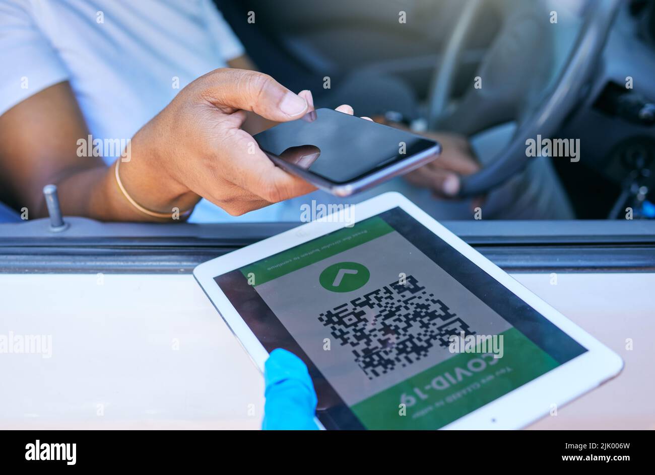 Scannen des qr-Codes, um Reisen während der covid Lockdown an einem Kontrollpunkt, einer Haltestelle oder einer Grenze zu ermöglichen. Person, die das Telefon hält, um einen Corona-Passcode, einen Barcode oder zu scannen Stockfoto