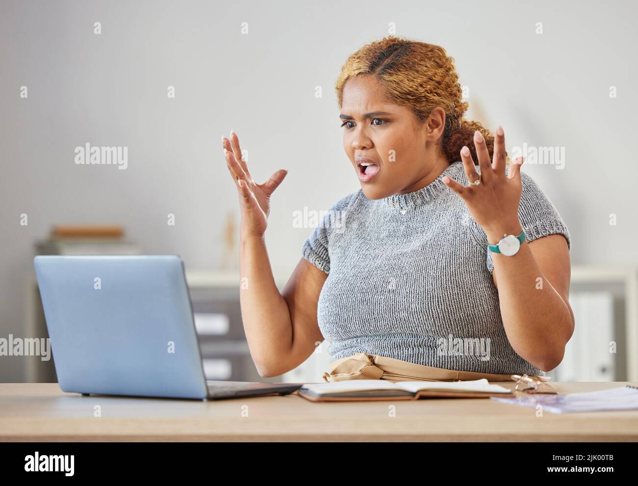 Überrascht, schockiert und verärgert Geschäftsfrau, Bloggerin oder Unternehmerin zeigt frustrierte Handbewegung. Das Gesicht einer unglücklichen und verärgerten afrikanischen Frau Stockfoto