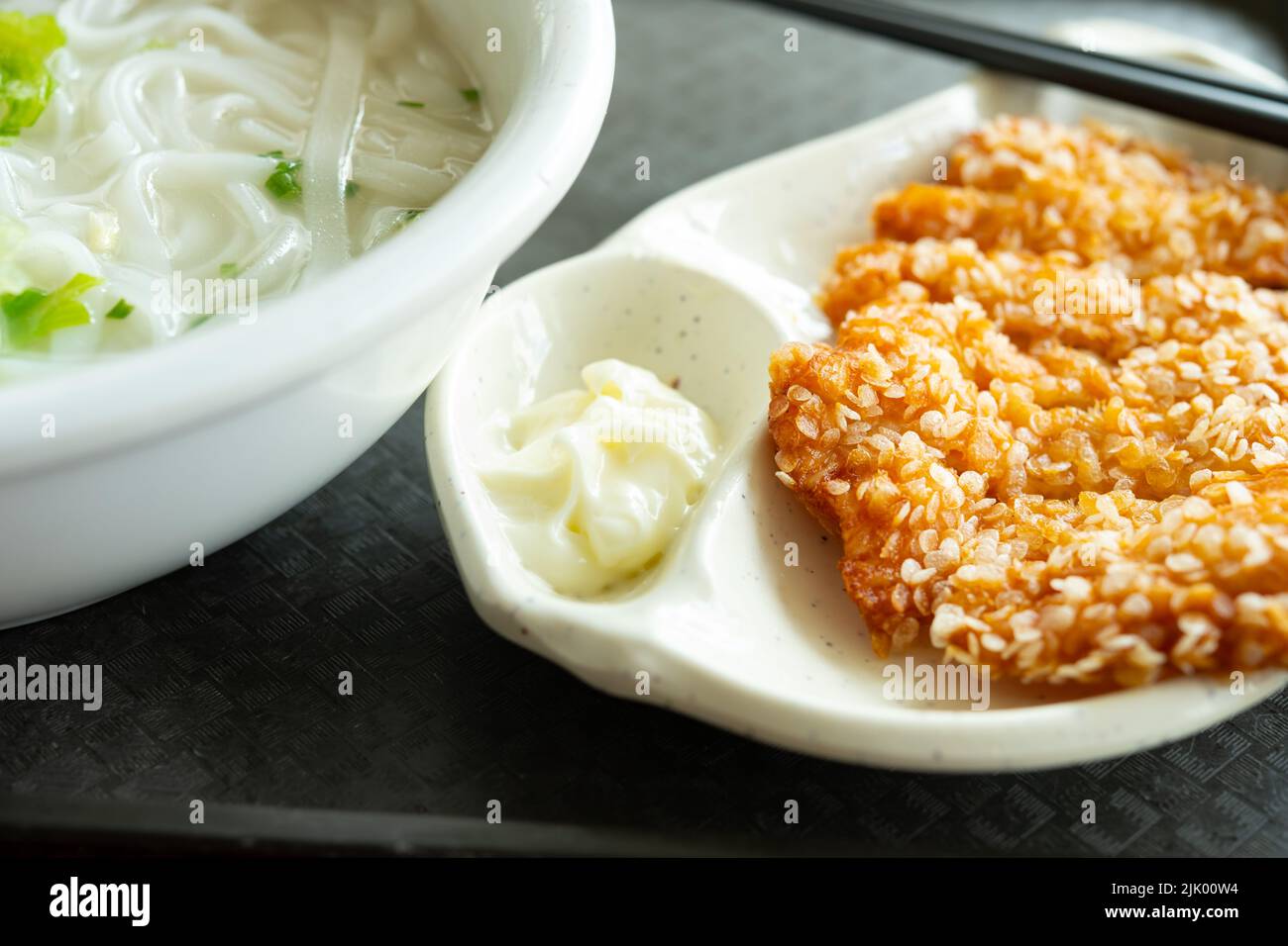 Winkelansicht flache Reisnudeln mit frittiertem Huhn in horizontaler Zusammensetzung Stockfoto