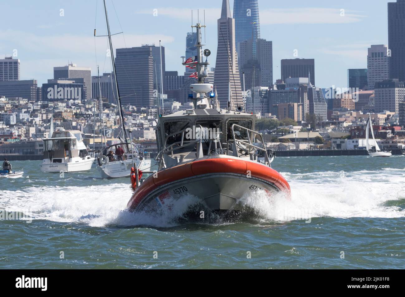 USCG RB-M 45770 (Response Boat-Medium) entlang der Hafenpromenade von San Francisco Stockfoto