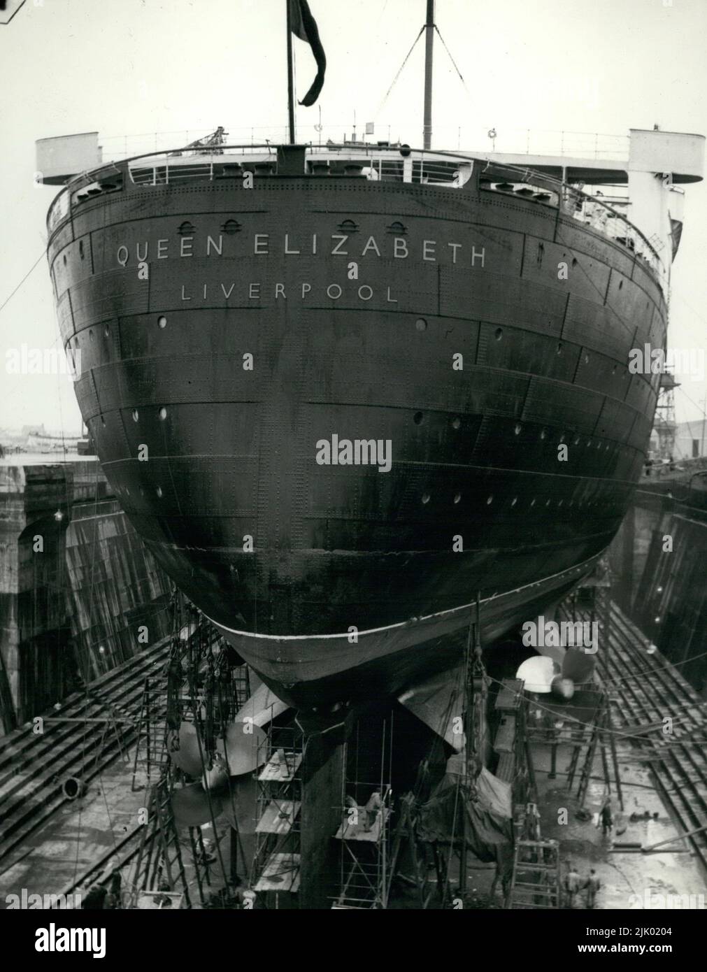 Southhampton, England, Großbritannien. 01. Januar 1957. Das riesige Cunard-Linienschiff, benannt nach der britischen Königin, wird jährlich im Trockendock in Southhampton überarbeitet. Bögen des riesigen Schiffes im Trockendock von Southamton heute. Kredit: Keystone Presseagentur/ZUMA Wire/Alamy Live Nachrichten Stockfoto