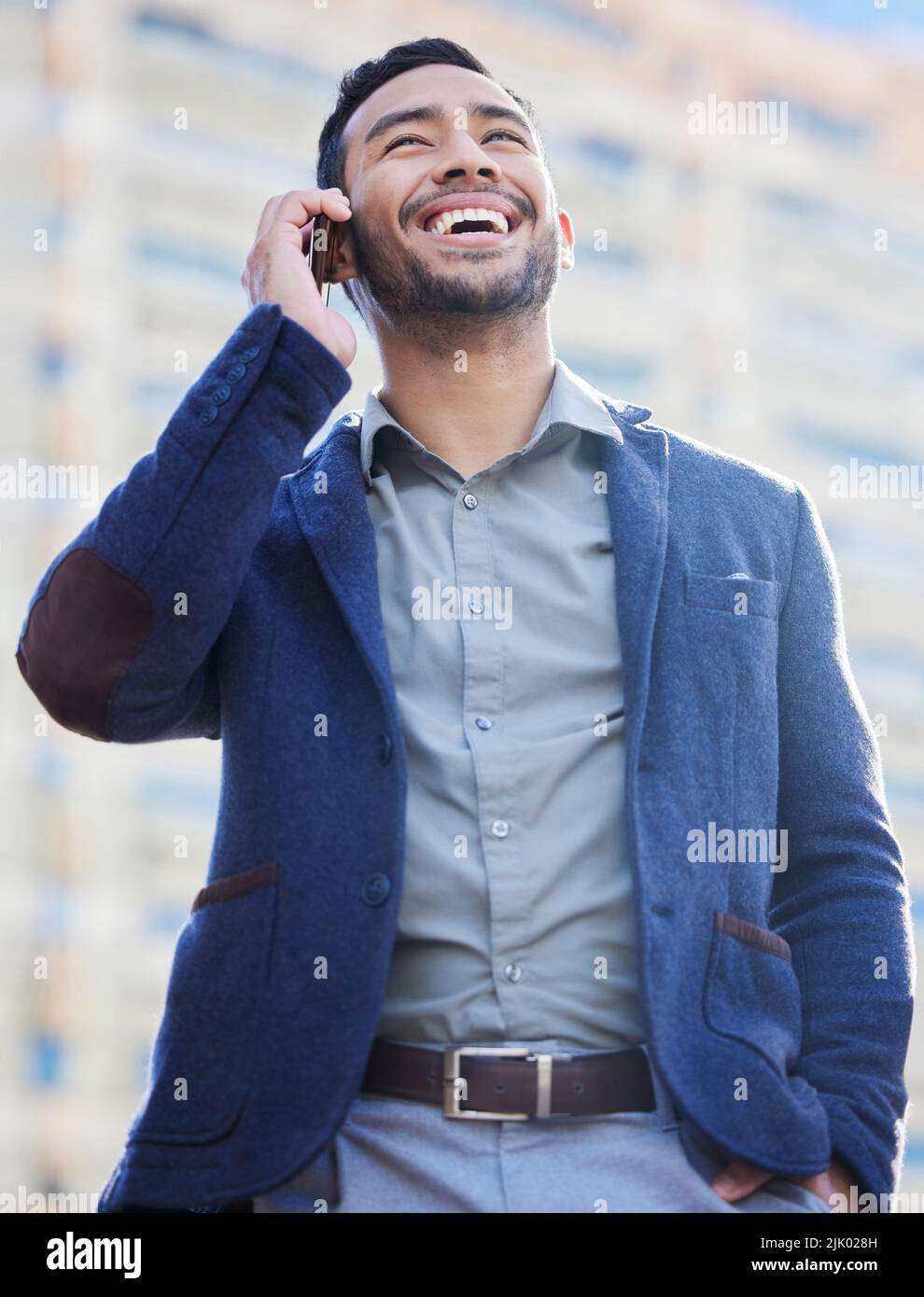 Ich verpasste Ihre Stimme. Ein hübscher junger Geschäftsmann, der ein Smartphone benutzte, um einen Anruf zu tätigen. Stockfoto