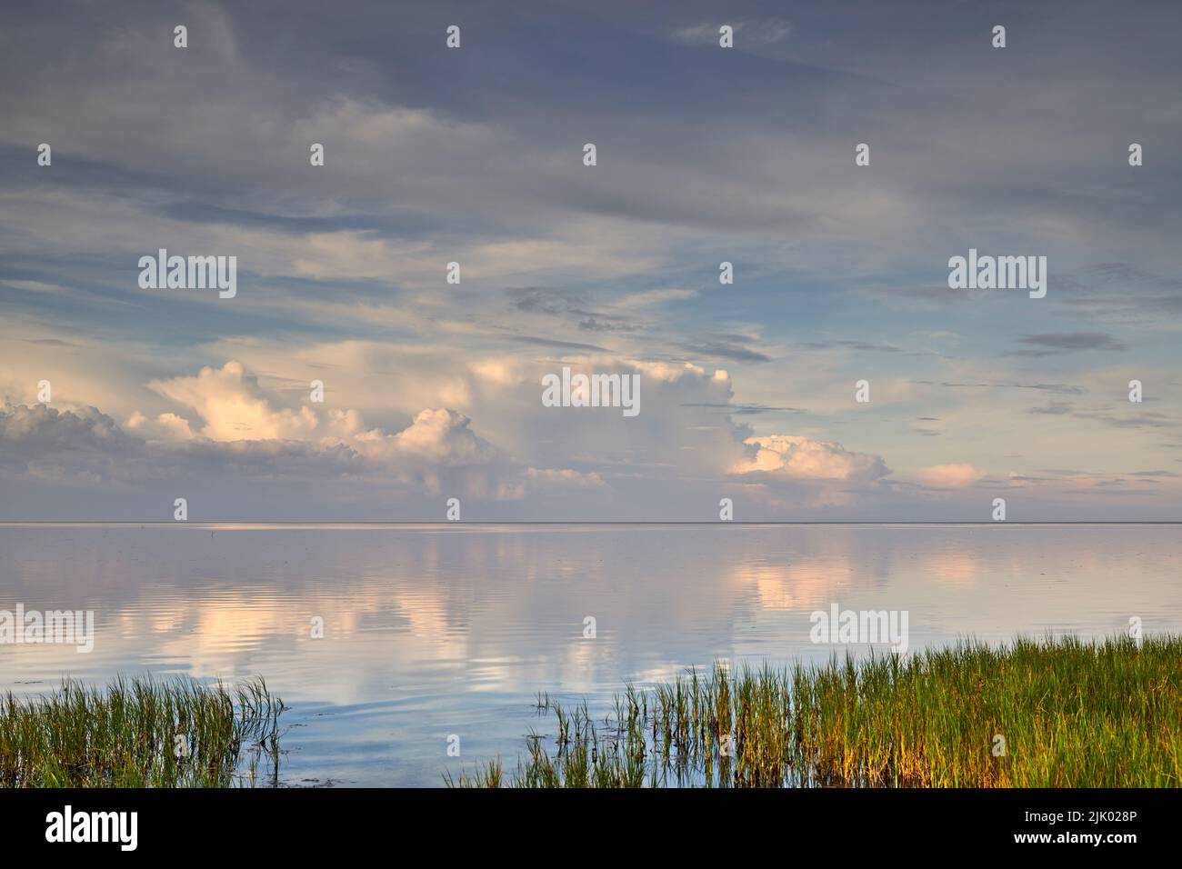 Eine schöne ruhige und ruhige Aussicht auf das Wasser des Sees mit ...