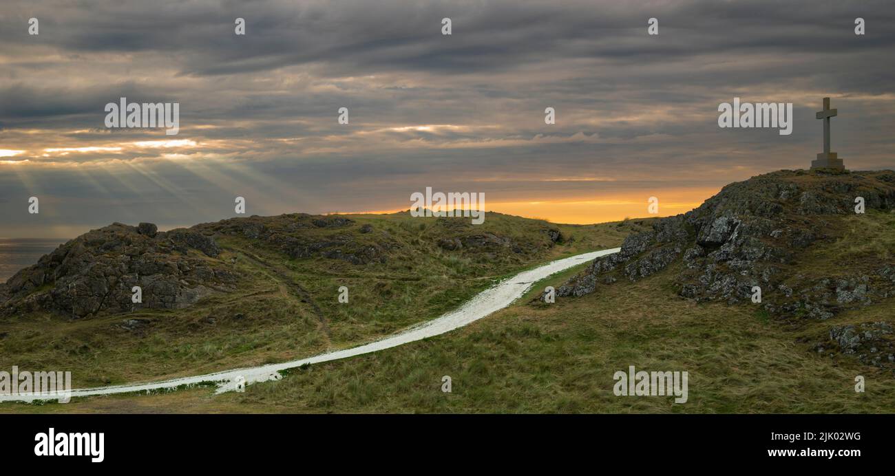 Sonnenuntergang über dem St. Dwynwens Cross Stockfoto