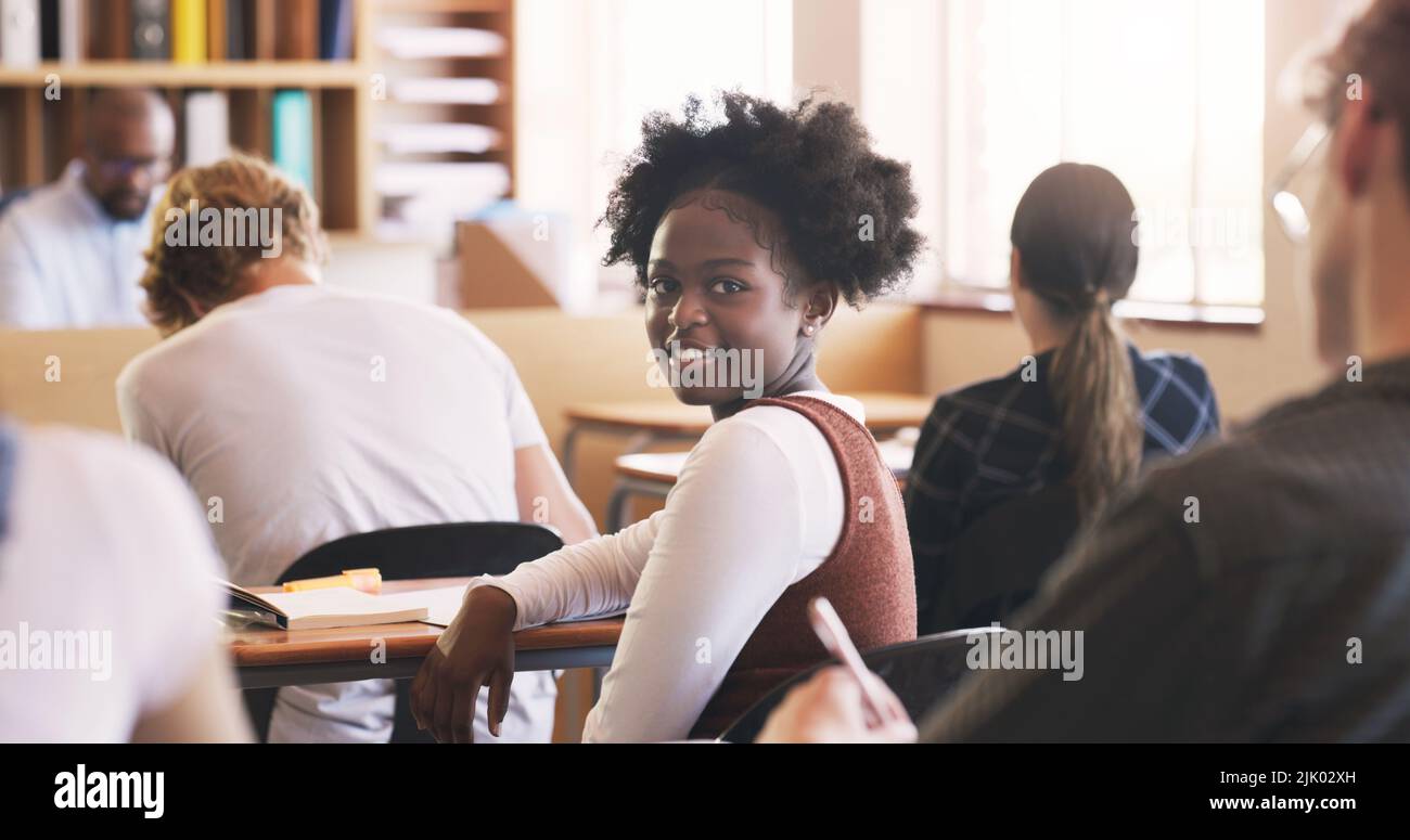 Der Morgen gehört dem Dedizierten. Porträt eines Teenagers in einem Klassenzimmer an der High School. Stockfoto
